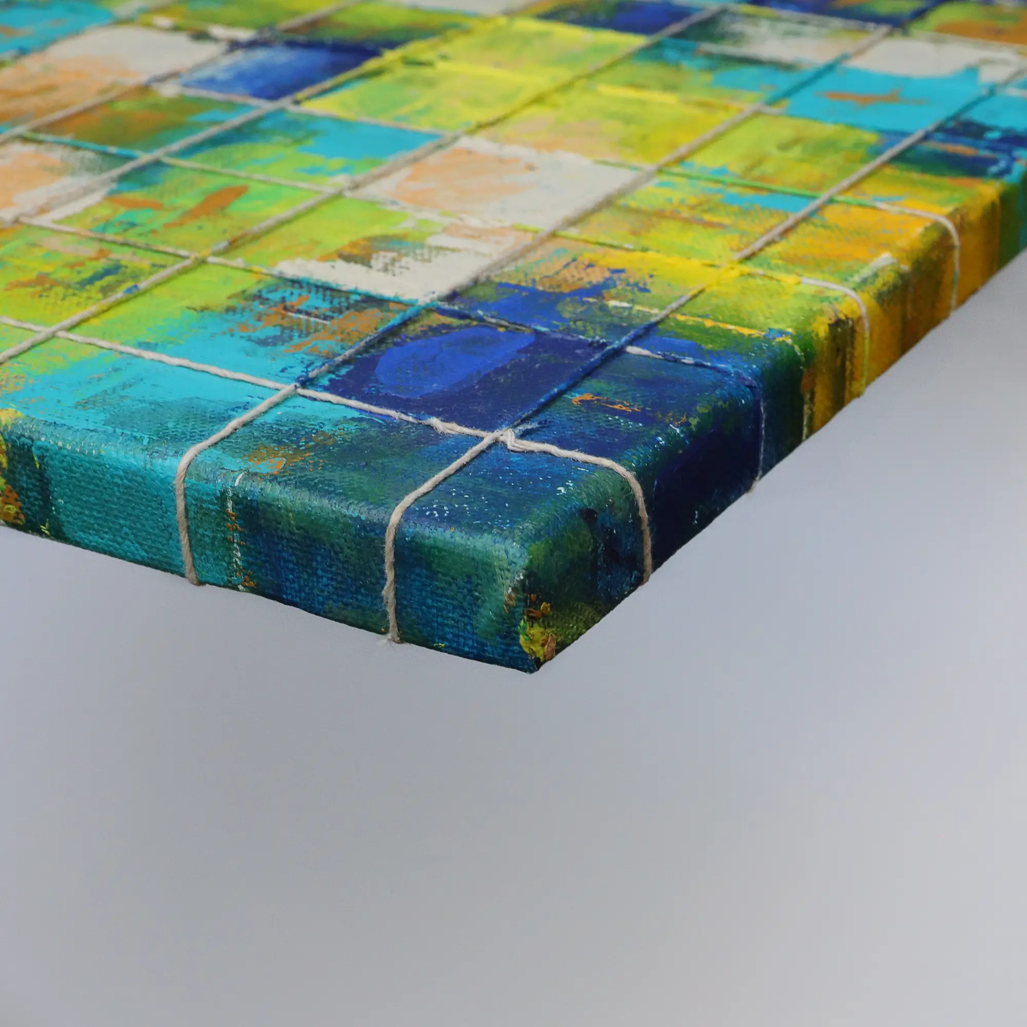 Nahaufnahme Gemälde abstrakt Linien Karos Kästchen Quadrat trükis gelb Schnur modern