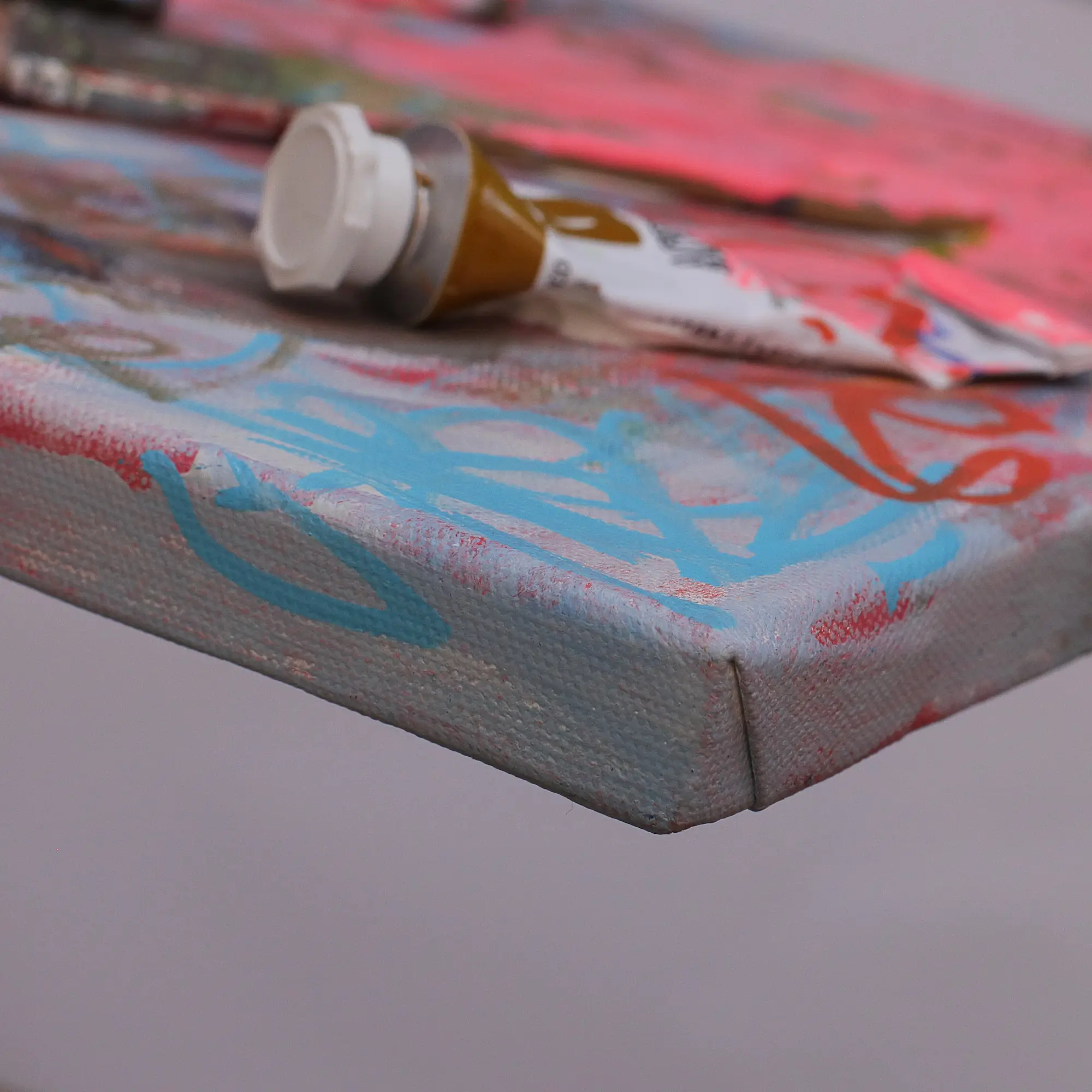 Nahaufnahme echtes Gemälde Bild Objekt Objekte pink rosa hell blau pastell abstrakt rose