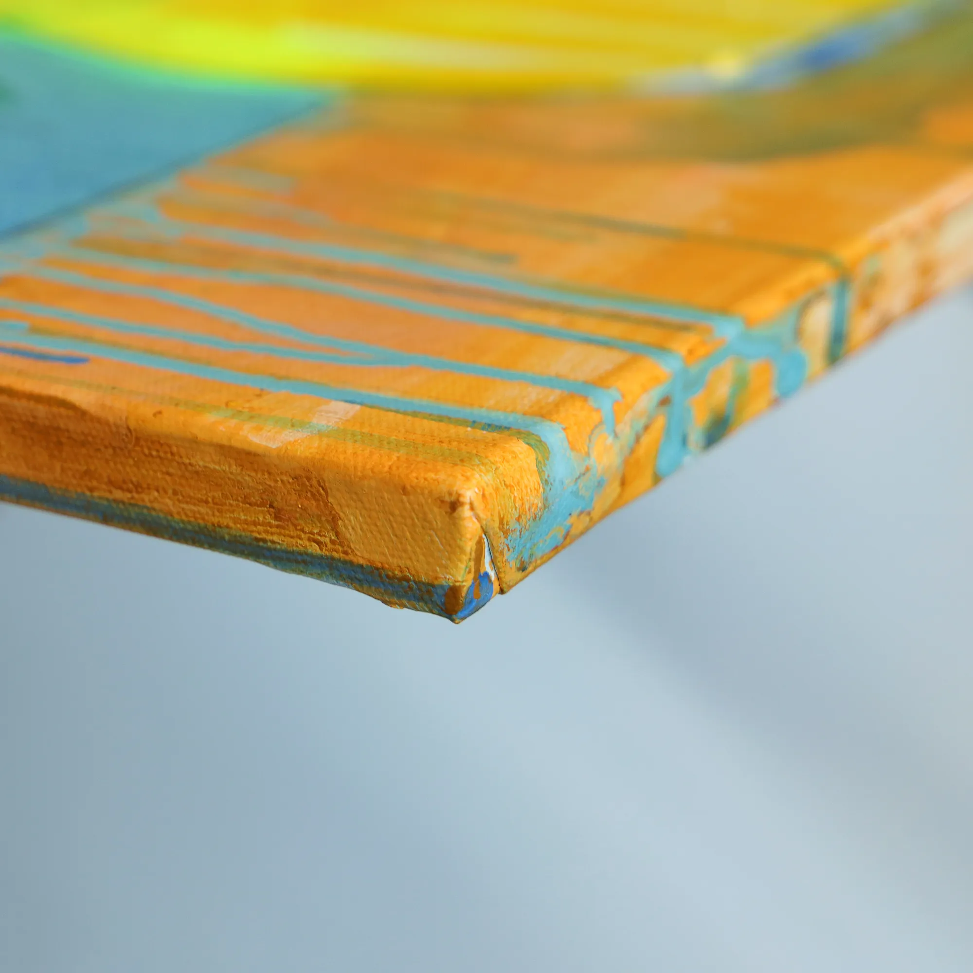 Nahaufnahme Gemälde Art Blumen Strauss Bouquet neon rosa pink orange blau Vase gelb Kleckse