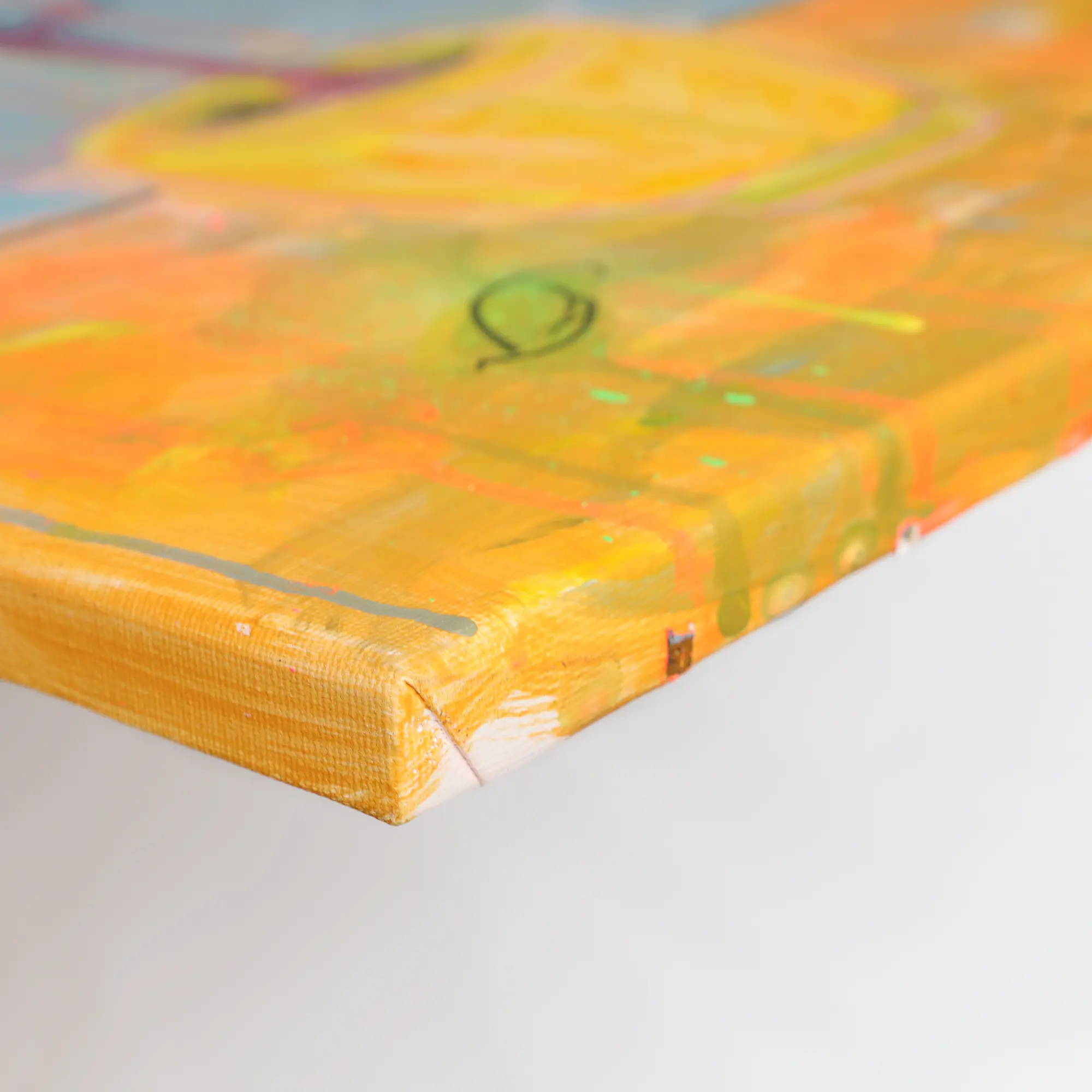 Nahaufnahme Künstler Gemälde preiswert Obst Baum Stamm hellblau gelb neon Hochformat