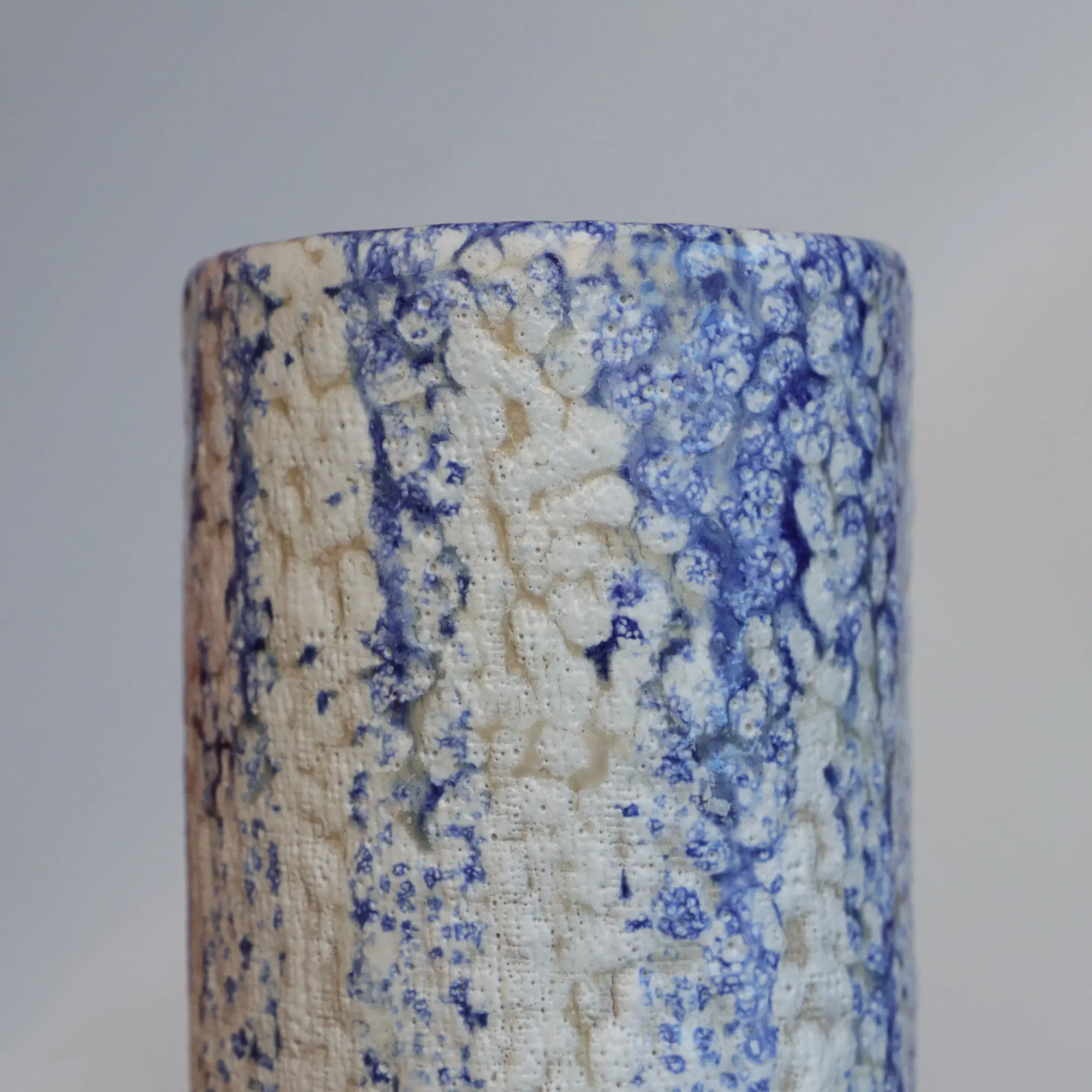 Nahaufnahme Keramik Steinzeug Blumen Vase weiss blau abstrakt Punkte Farb Verlauf Unikat Art