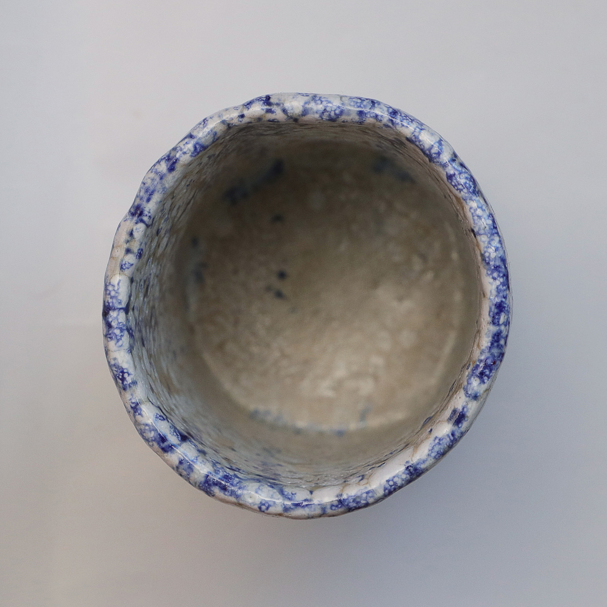 Nahaufnahme Keramik Steinzeug Blumen Vase weiss blau abstrakt Punkte Farb Verlauf Unikat Art