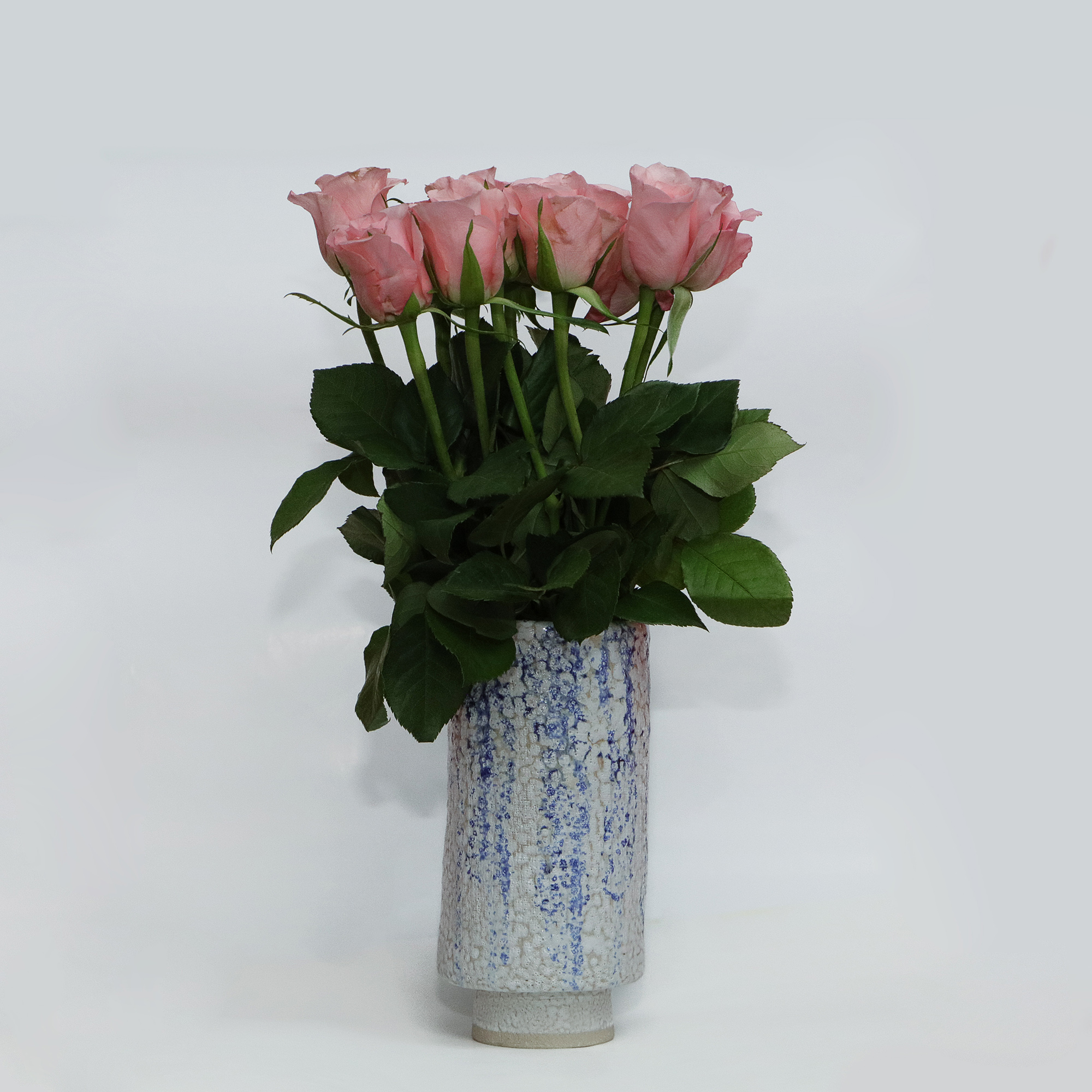 Nahaufnahme Keramik Steinzeug Blumen Vase weiss blau abstrakt Punkte Farb Verlauf Unikat Art