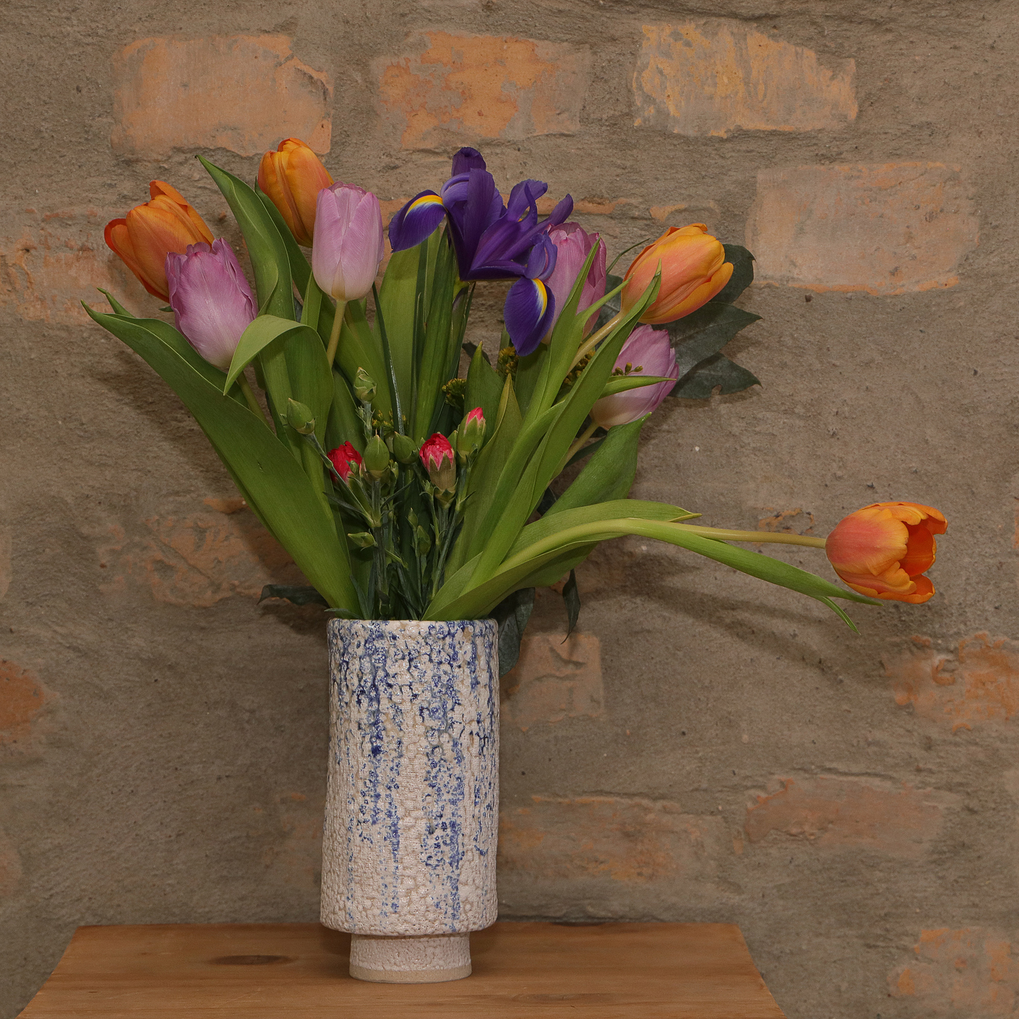 Nahaufnahme Keramik Steinzeug Blumen Vase weiss blau abstrakt Punkte Farb Verlauf Unikat Art