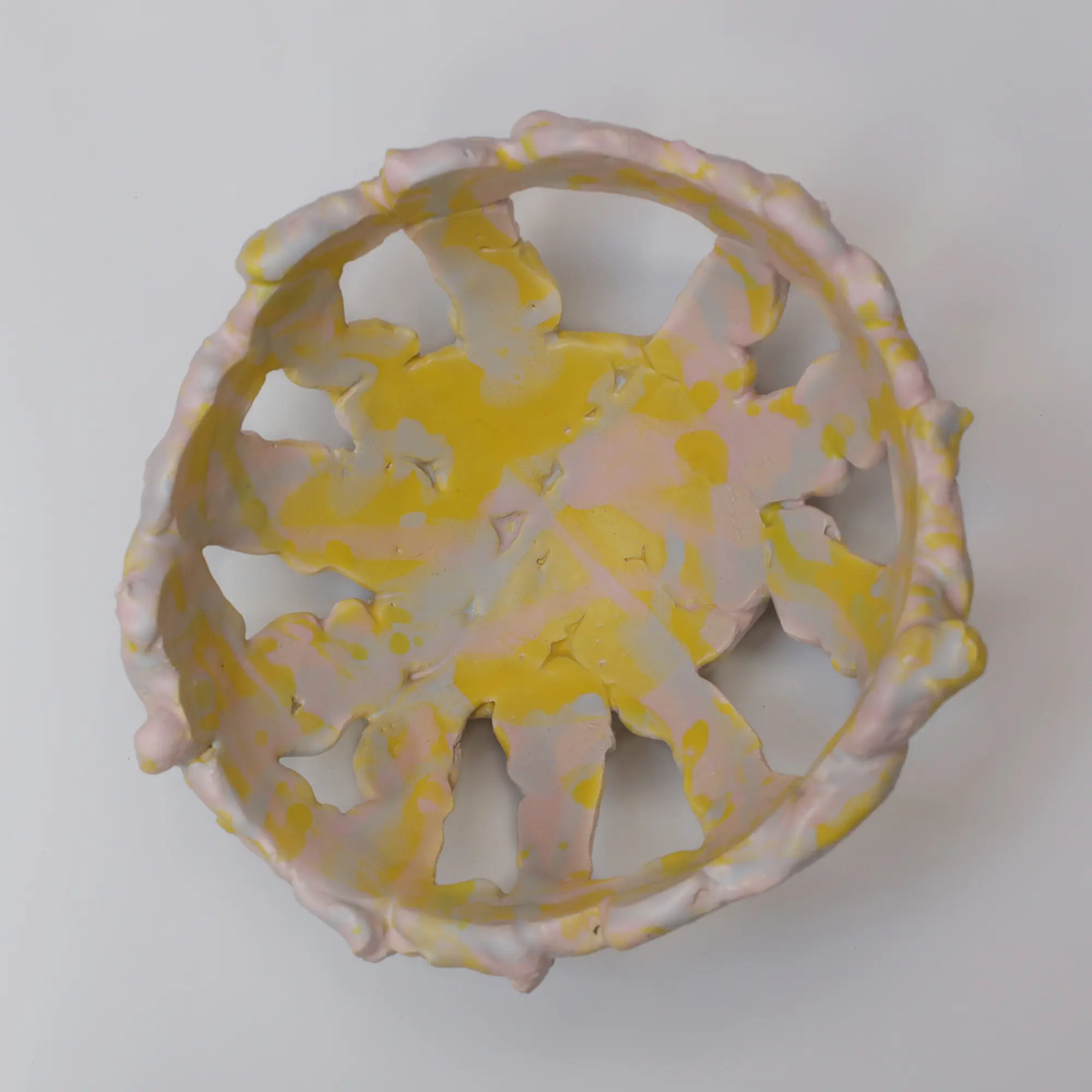 Nahaufnahme Keramik Deko Obst Schale bunt gelb pastell Oster Ostern Fruehling abstrakt Nest