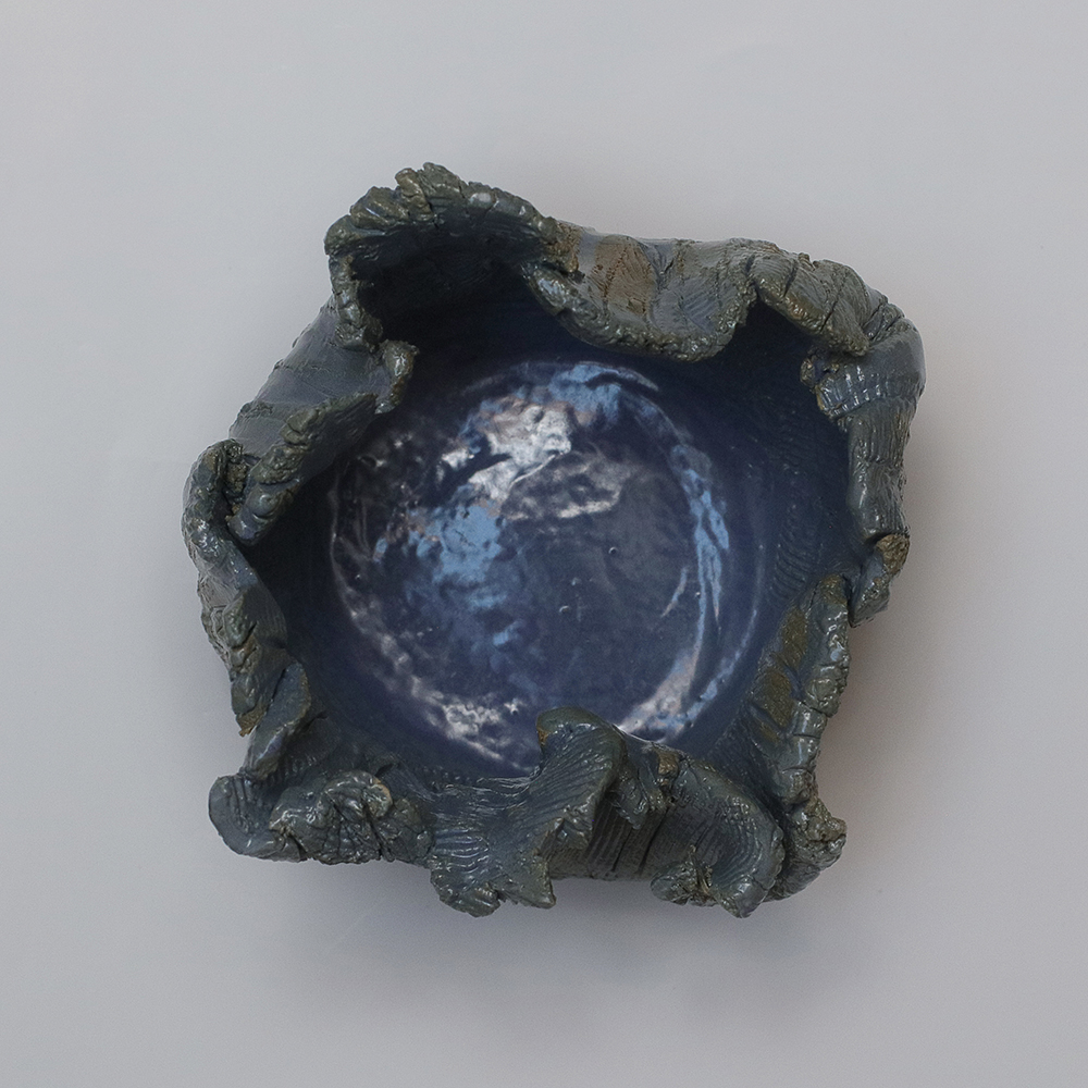 Nahaufnahme Keramik Blume Blüte Mohn Tulpe blau gruen mittel Schale Mini XS klein