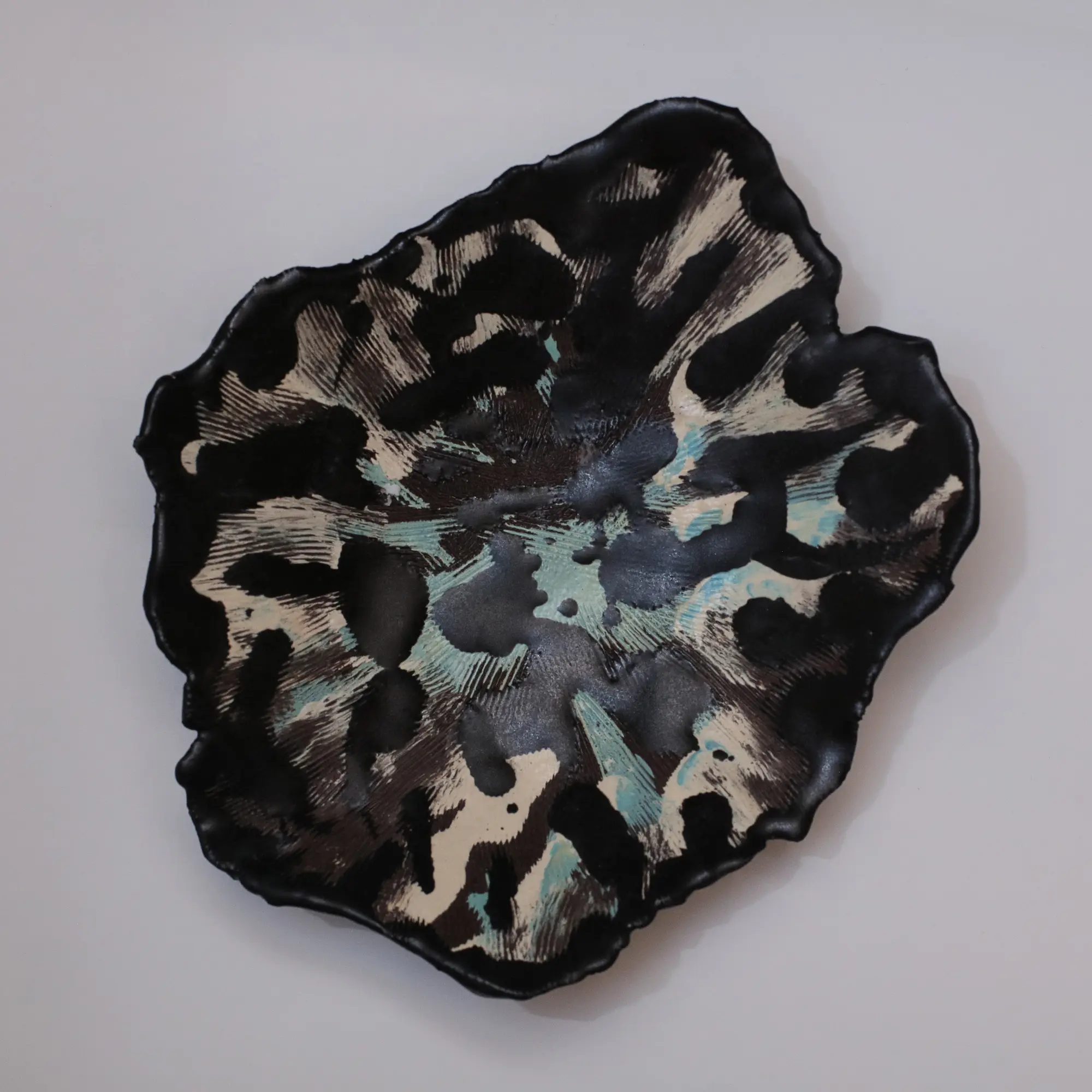 Nahaufnahme handfertigte Künstler Obst Deko Schale schwarzer Ton Keramik Steingut aness