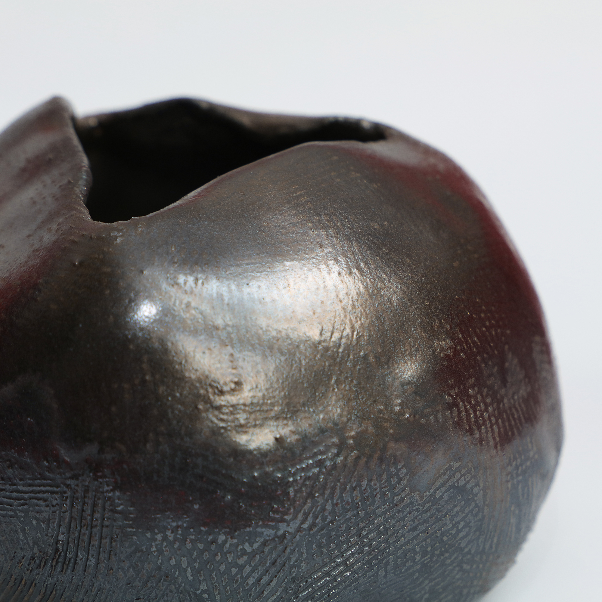 Nahaufnahme Keramik Mond Moon Vase alt gold bronze rund Kugel Metall schwarz metallisch