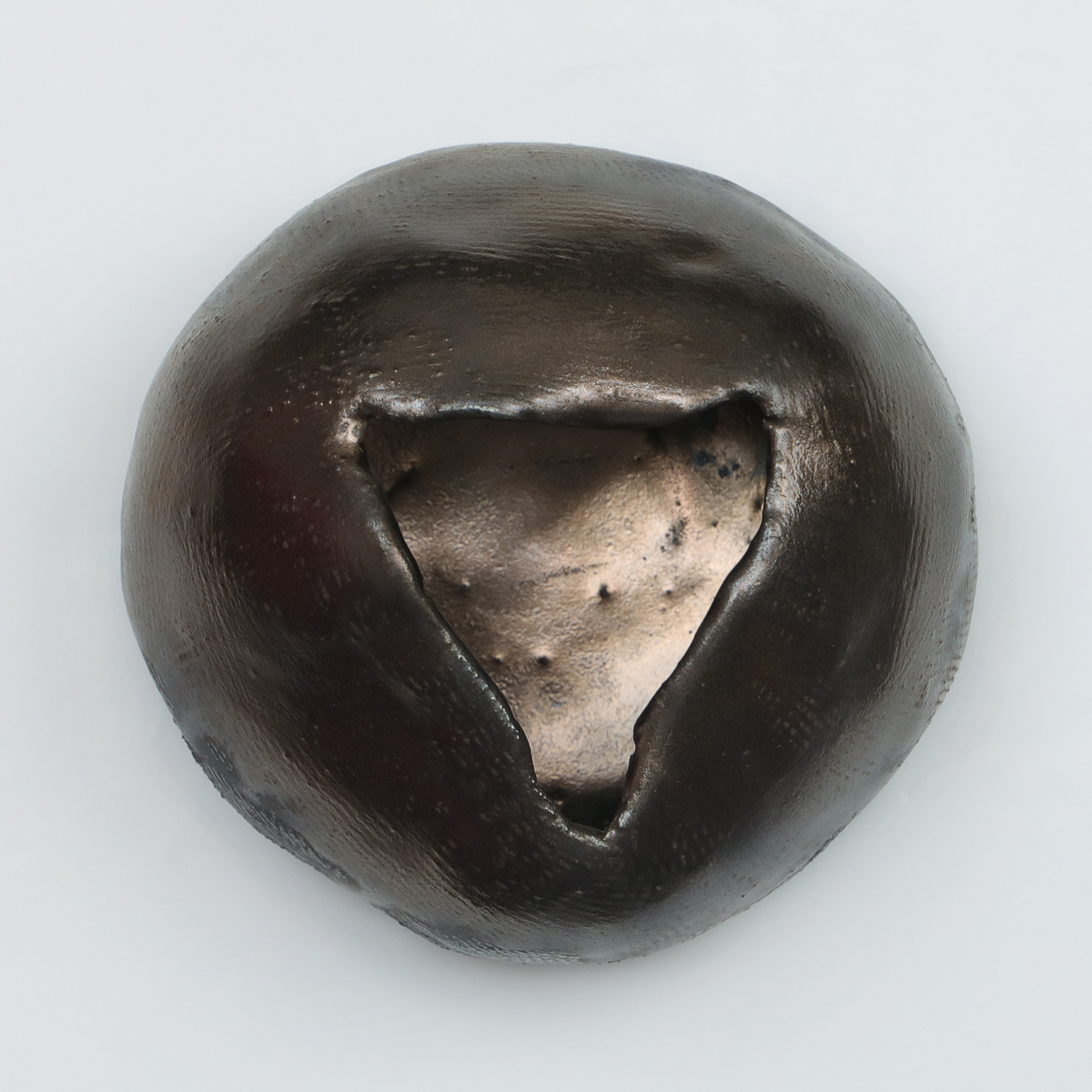 Nahaufnahme Keramik Mond Moon Vase alt gold bronze rund Kugel Metall schwarz metallisch