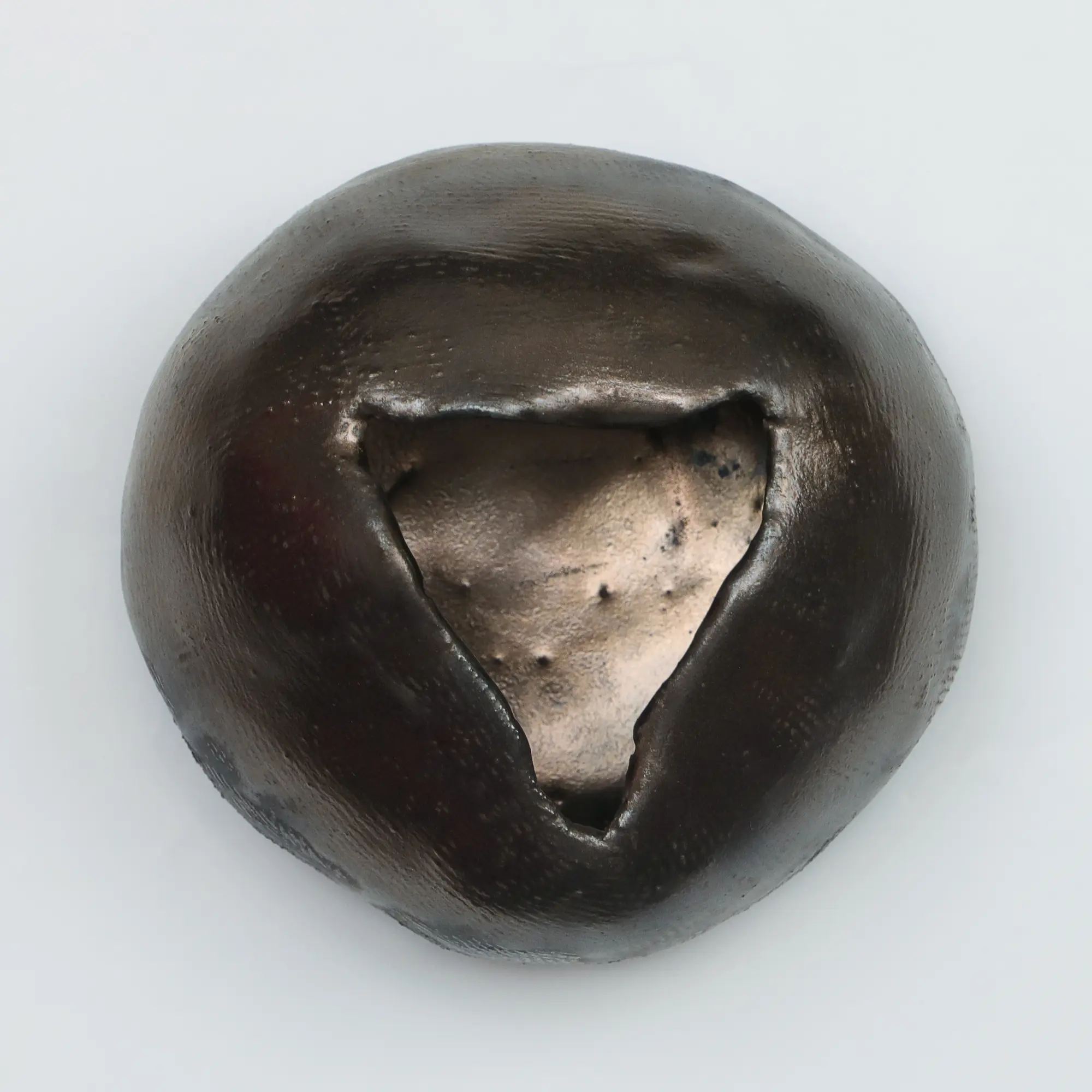 Nahaufnahme Keramik Mond Moon Vase alt gold bronze rund Kugel Metall schwarz metallisch