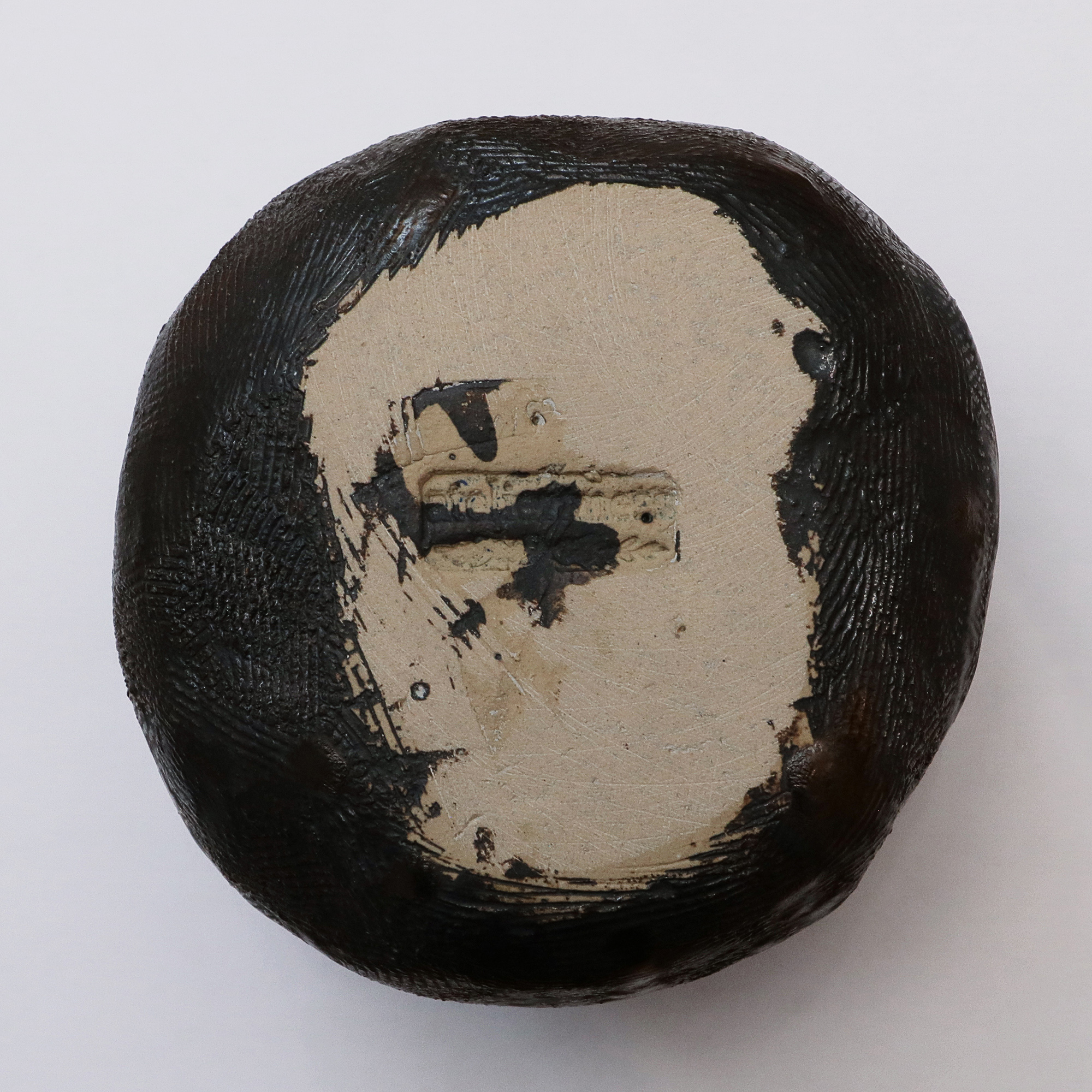 Nahaufnahme Keramik Mond Moon Vase alt gold bronze rund Kugel Metall schwarz metallisch