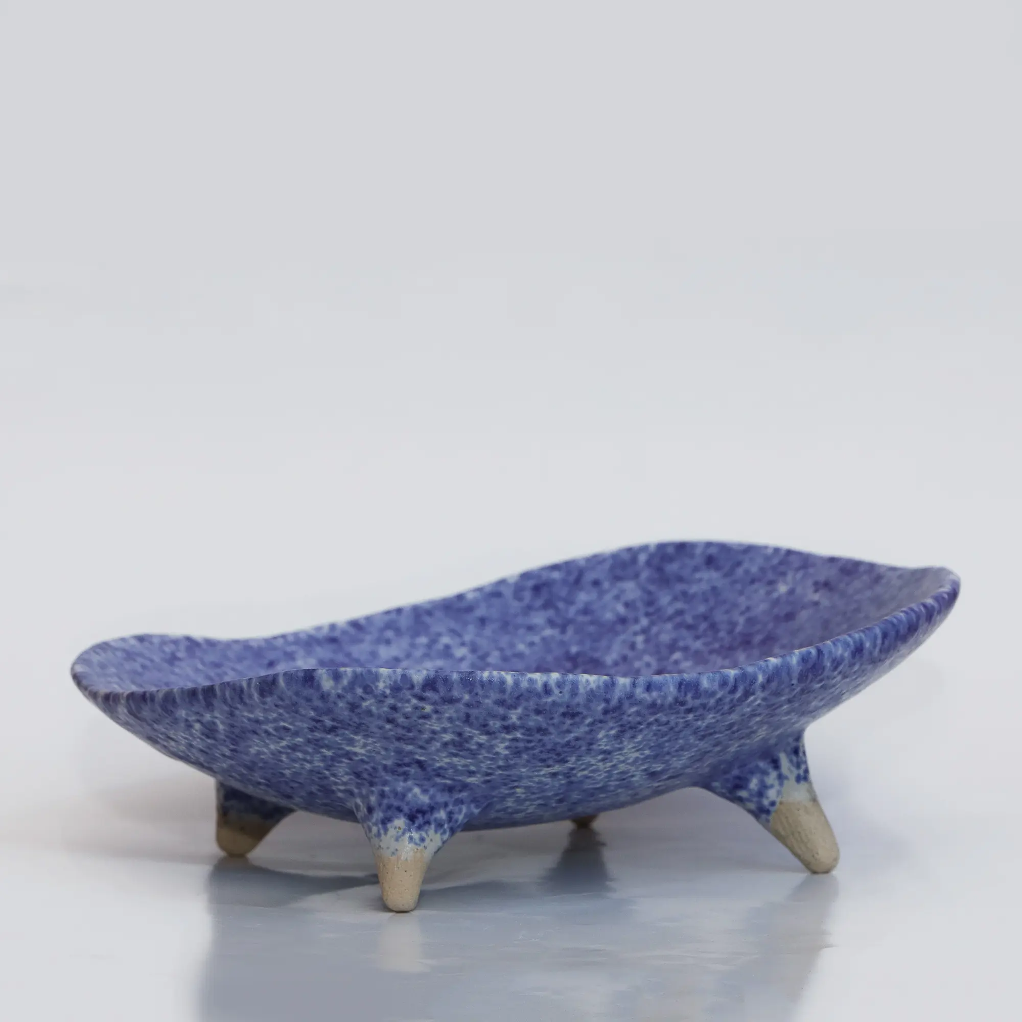 Keramik Steinzeug Deko Obst Nuss Schale blau weiss Punkte gepunktet Fuesse Kunst