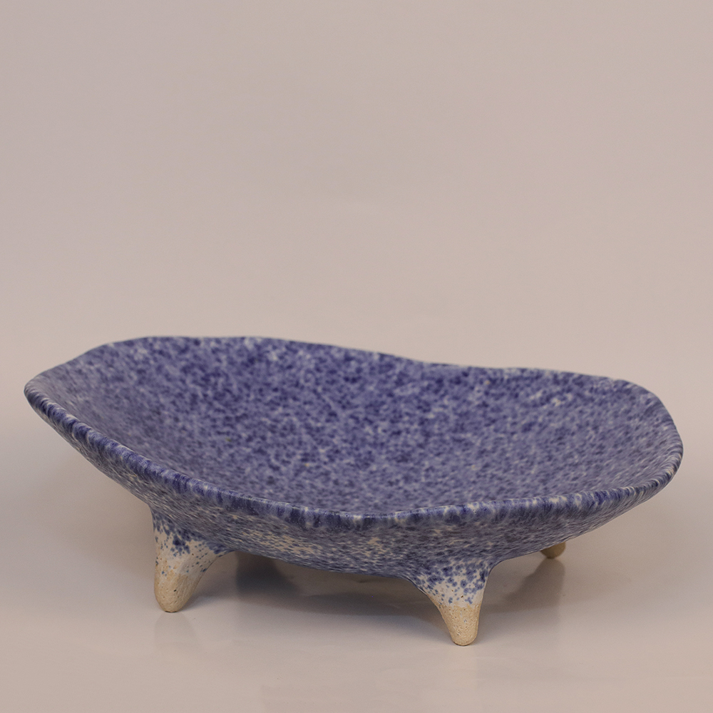 White Blue dotted flat bowl with feet - L20 x B17,5 x H6,5 cm - 10 Euro
