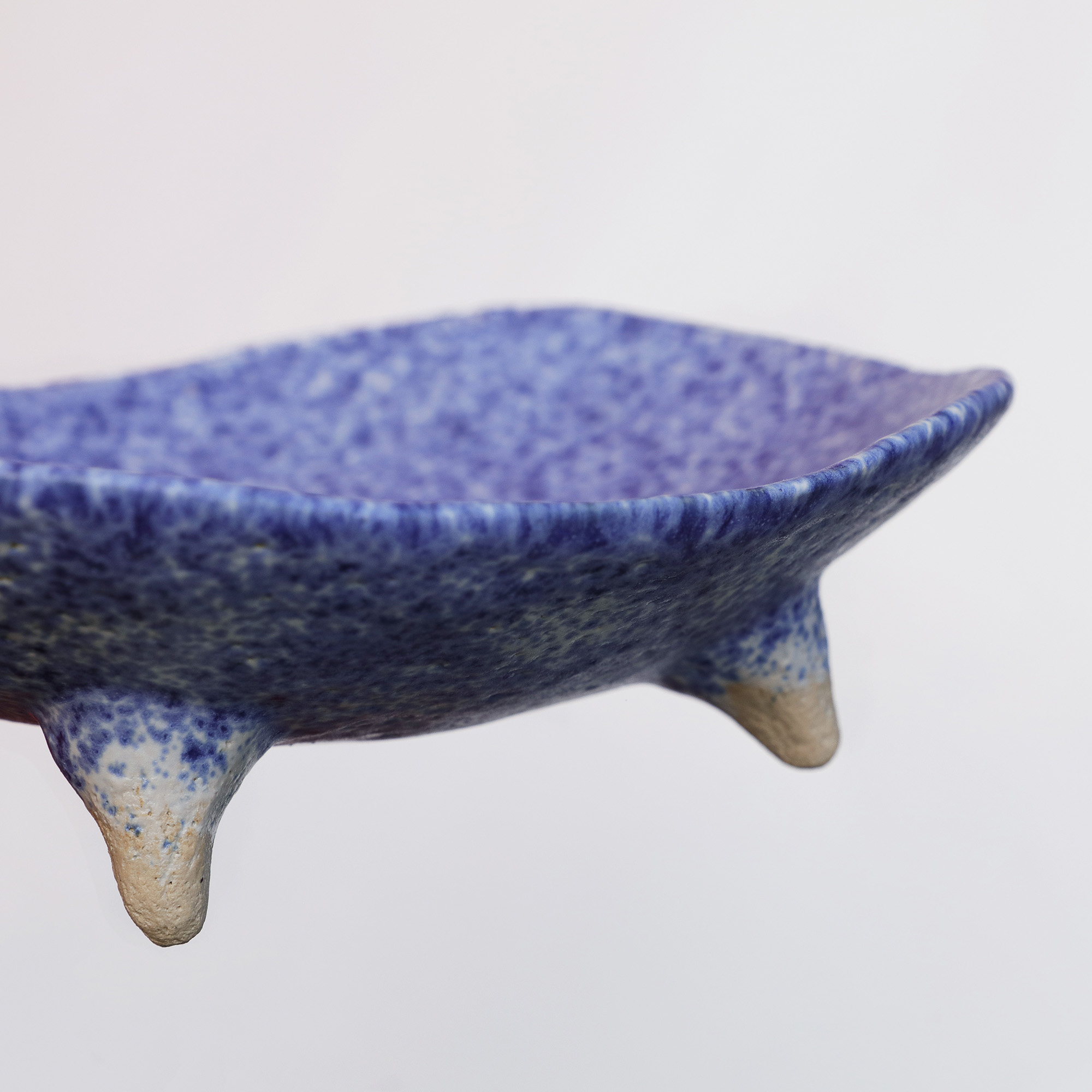 Nahaufnahme Keramik Steinzeug Deko Obst Nuss Schale blau weiss Punkte gepunktet Fuesse Kunst