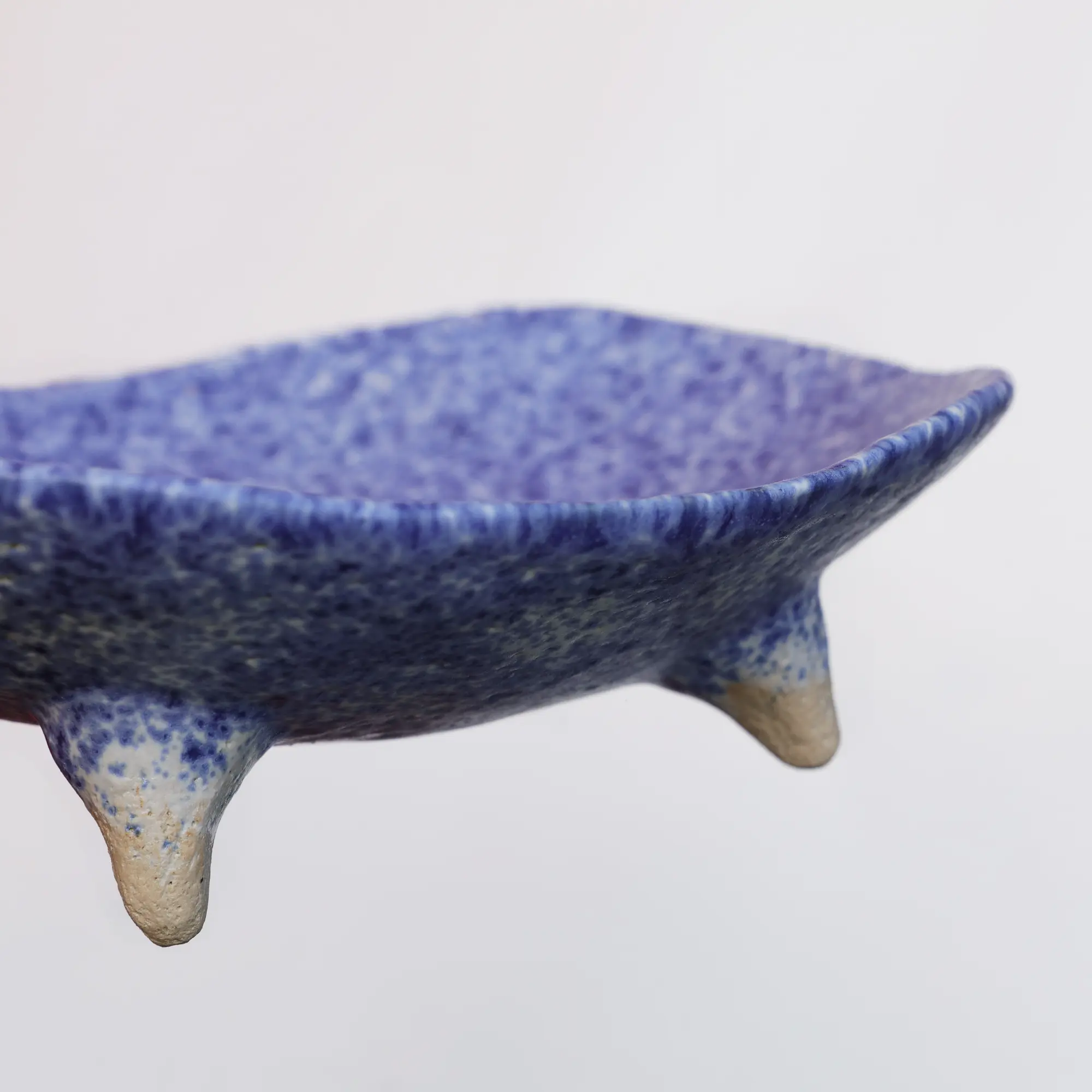 Nahaufnahme Keramik Steinzeug Deko Obst Nuss Schale blau weiss Punkte gepunktet Fuesse Kunst