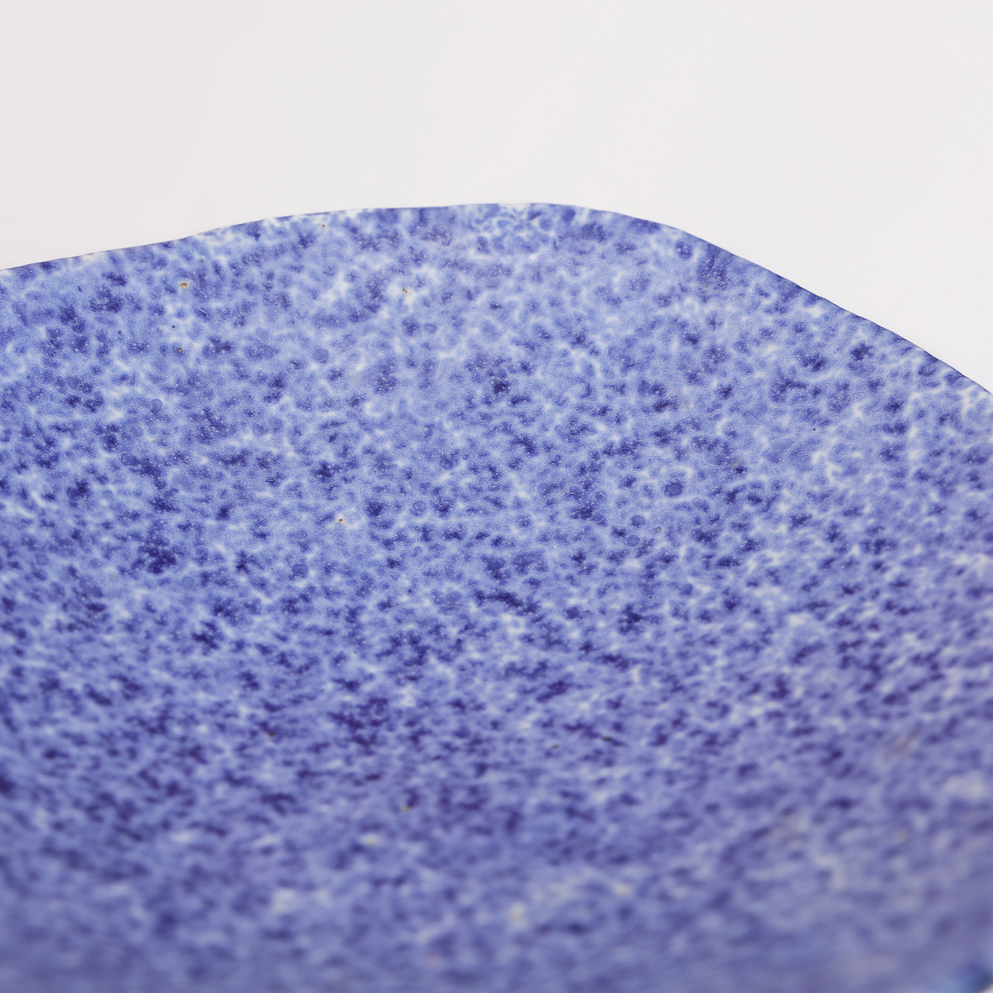 Nahaufnahme Keramik Steinzeug Deko Obst Nuss Schale blau weiss Punkte gepunktet Fuesse Kunst