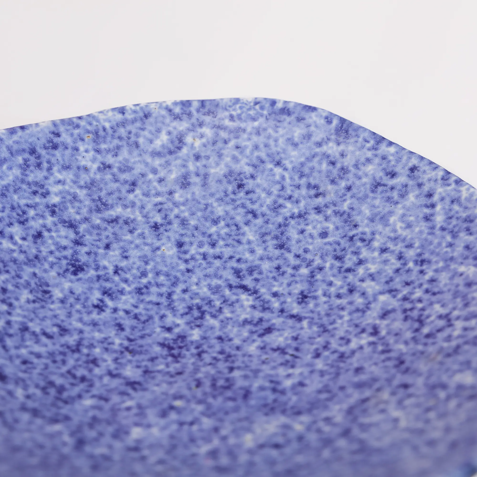 Nahaufnahme Keramik Steinzeug Deko Obst Nuss Schale blau weiss Punkte gepunktet Fuesse Kunst