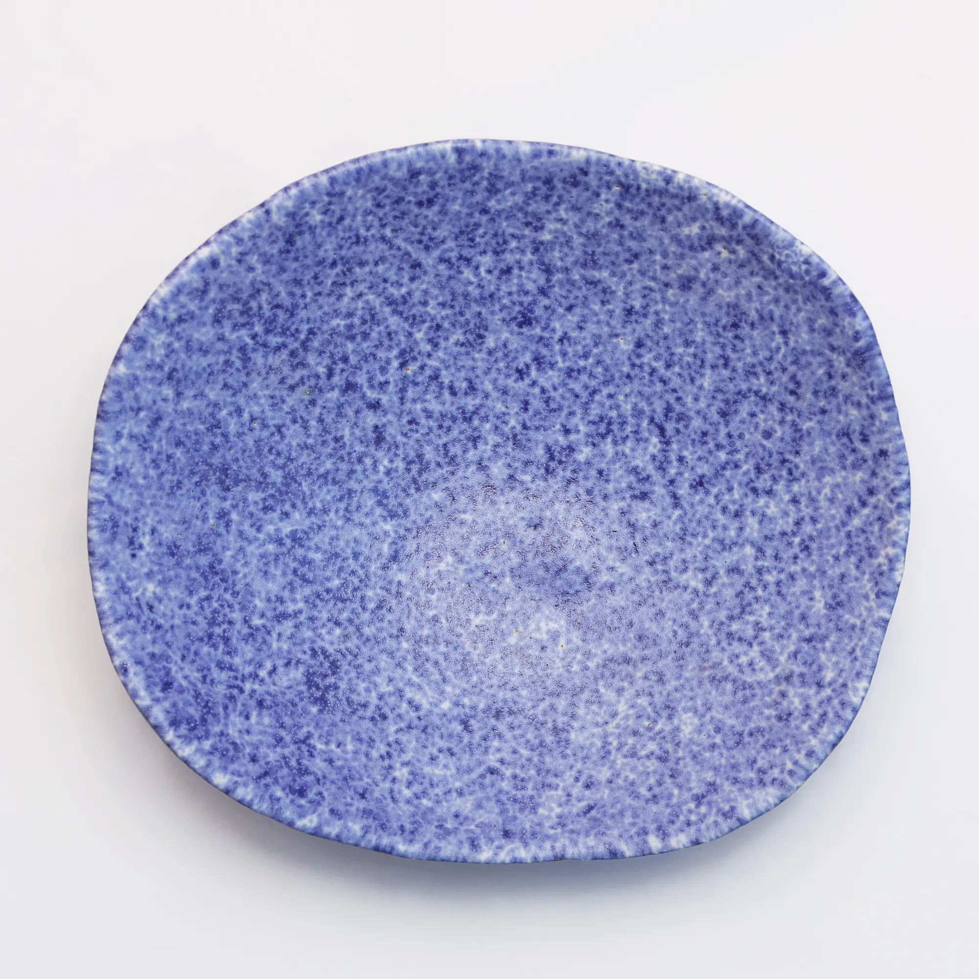 Nahaufnahme Keramik Steinzeug Deko Obst Nuss Schale blau weiss Punkte gepunktet Fuesse Kunst