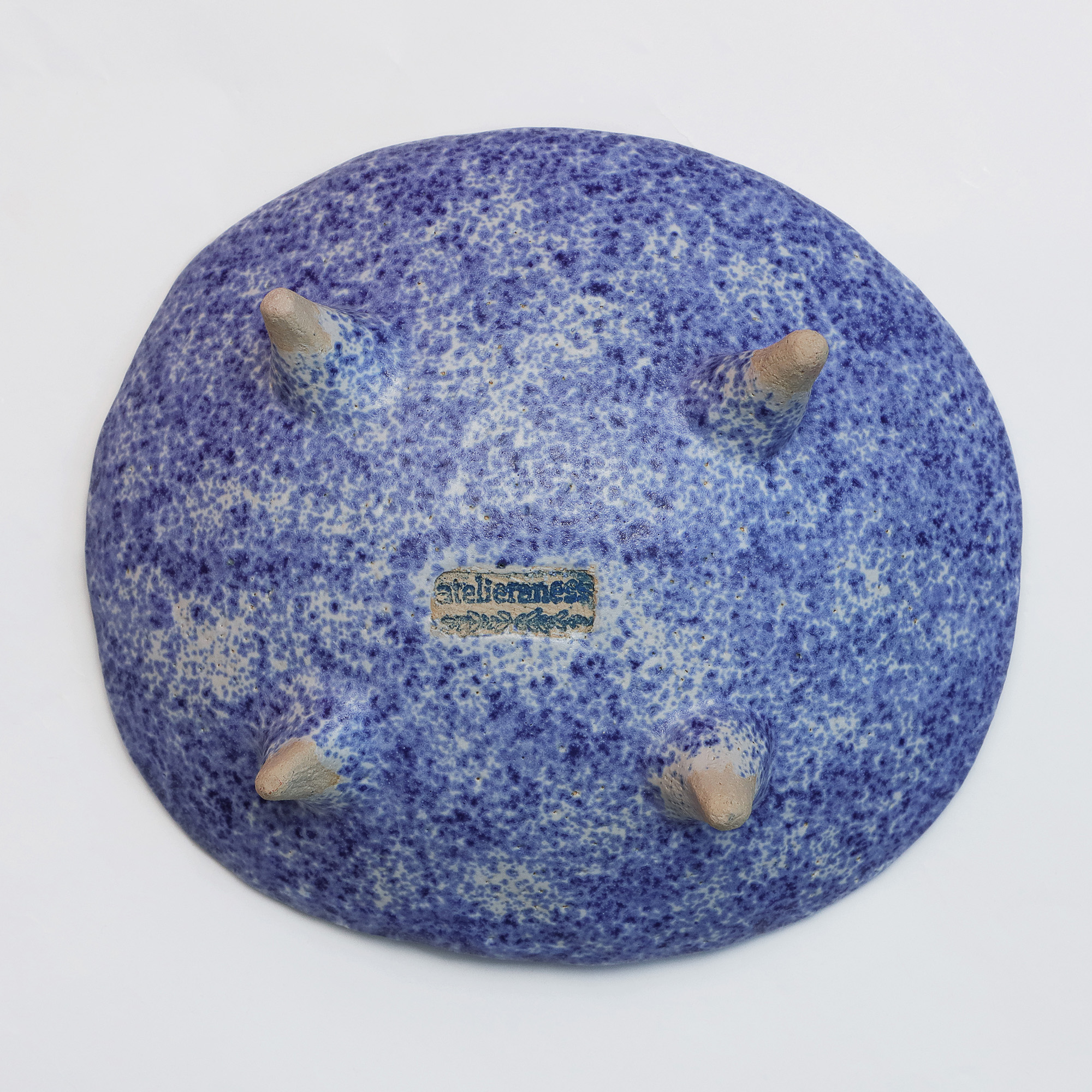 Nahaufnahme Keramik Steinzeug Deko Obst Nuss Schale blau weiss Punkte gepunktet Fuesse Kunst