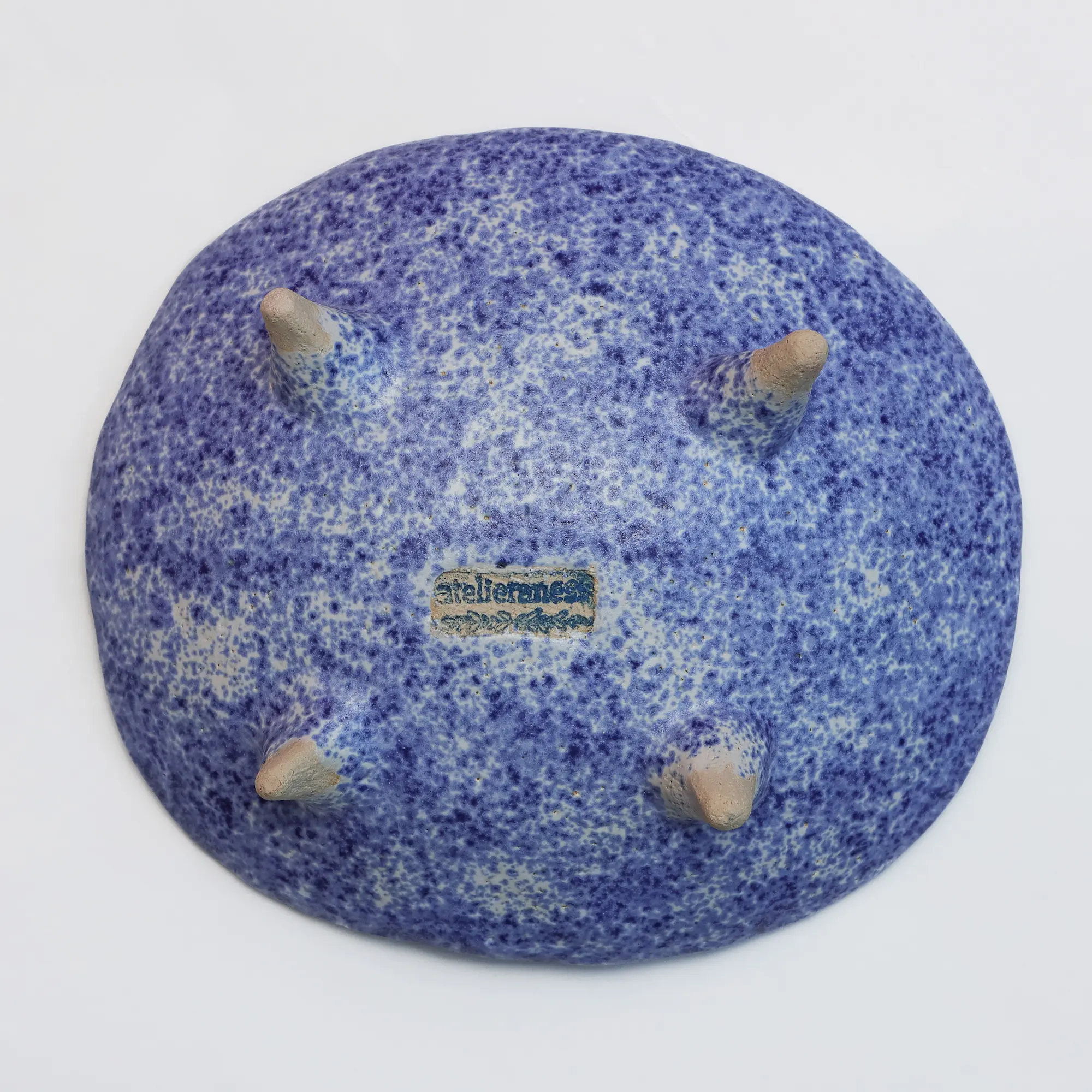 Nahaufnahme Keramik Steinzeug Deko Obst Nuss Schale blau weiss Punkte gepunktet Fuesse Kunst