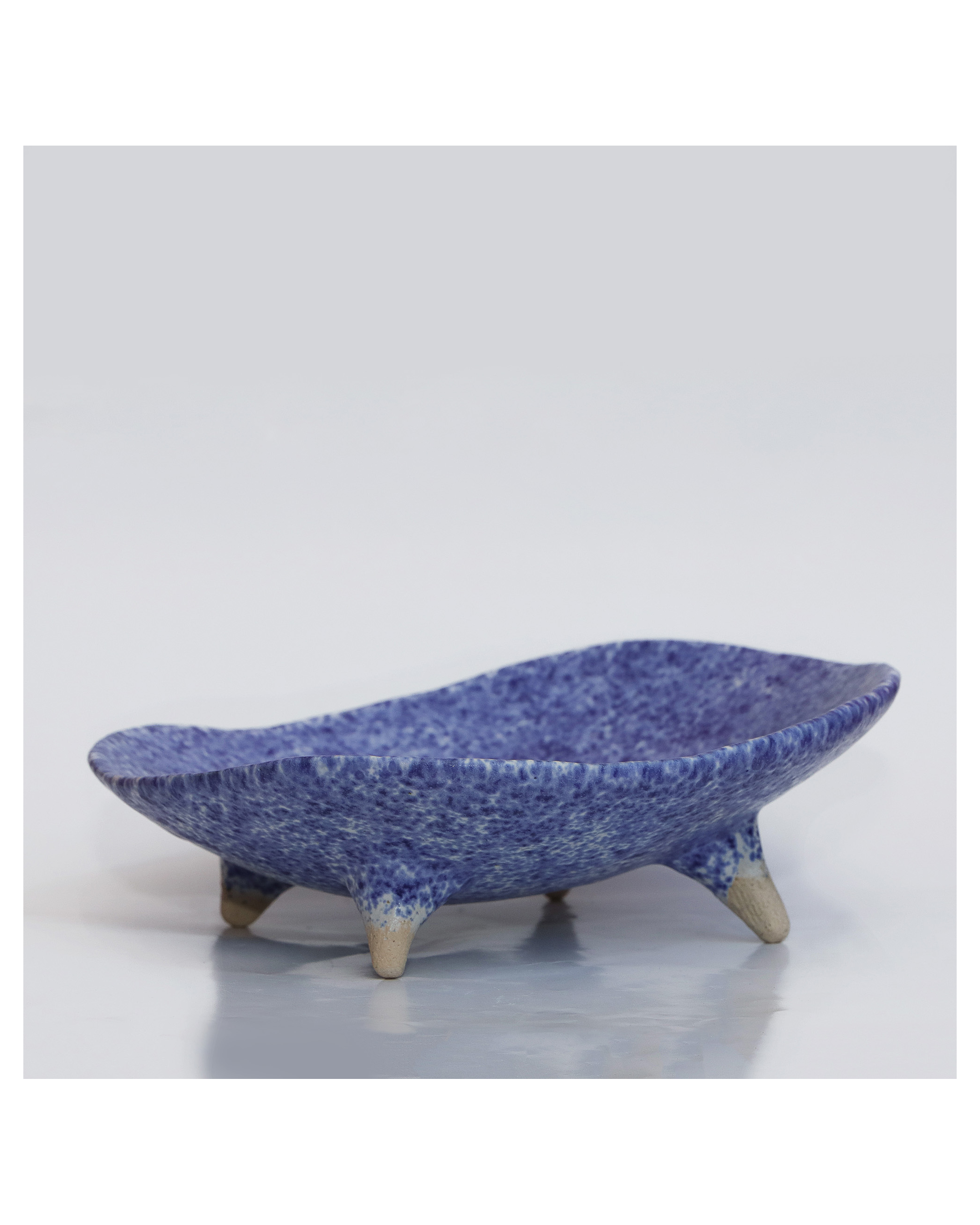 Keramik Steinzeug Deko Obst Nuss Schale blau weiss Punkte gepunktet Fuesse Kunst