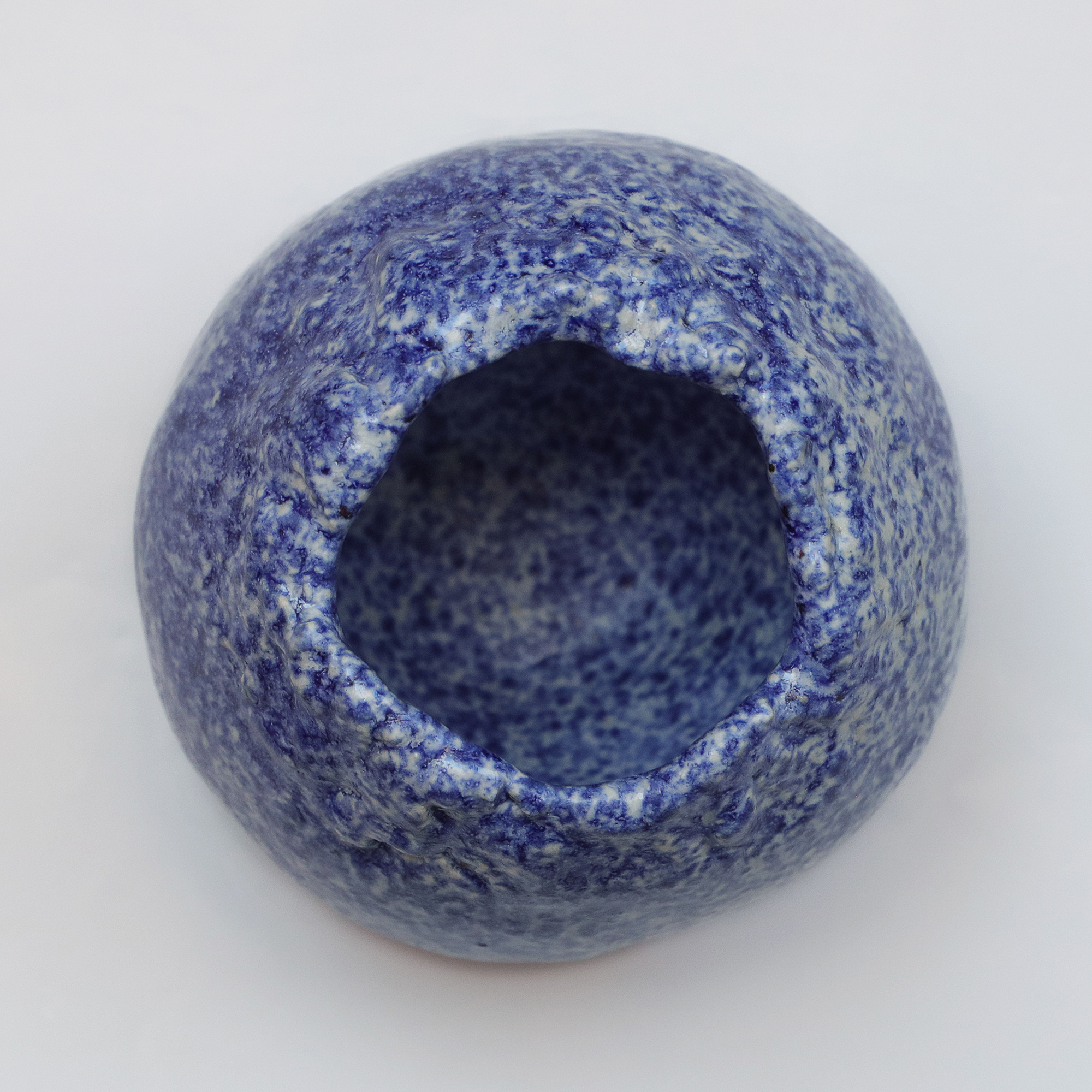 Nahaufnahme Keramik Kleine blau weiss gepunktete Blumen Vase Steinzeug abstrakt Kunst Unikat