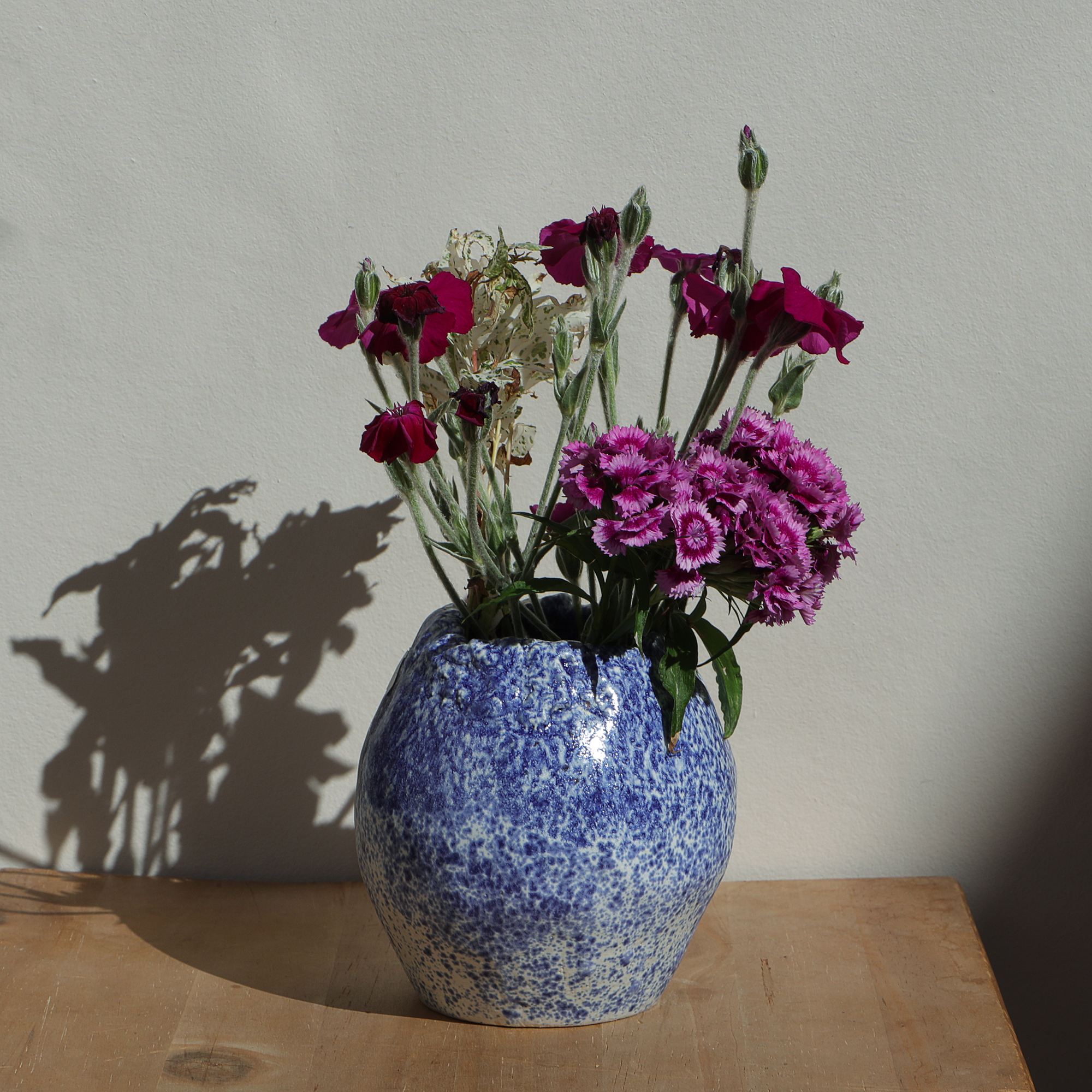 Nahaufnahme Keramik Kleine blau weiss gepunktete Blumen Vase Steinzeug abstrakt Kunst Unikat
