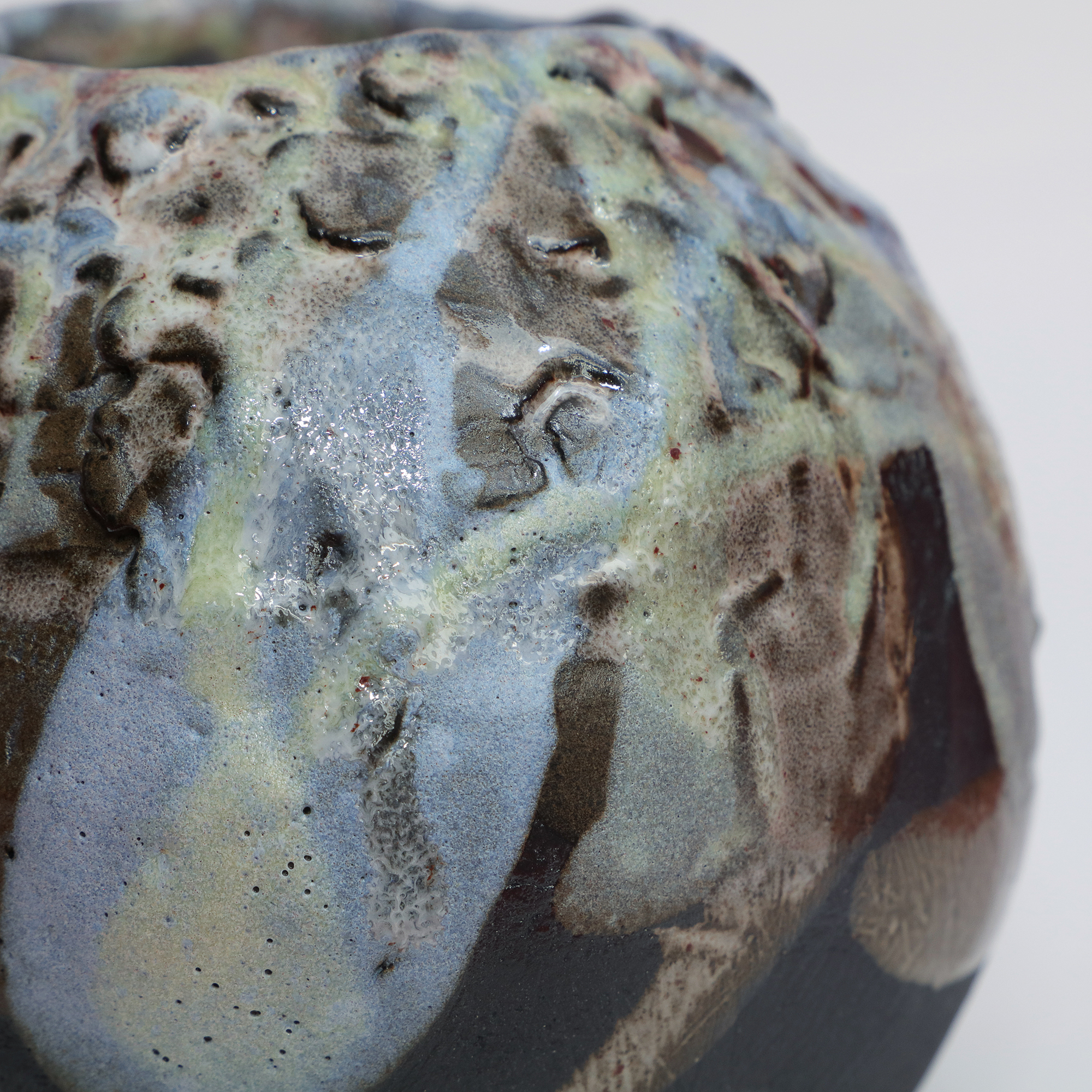 Nahaufnahme Keramik Kugel Moon Vase hell blau gelb schwarz Ton matt Unikat original Kunst XL