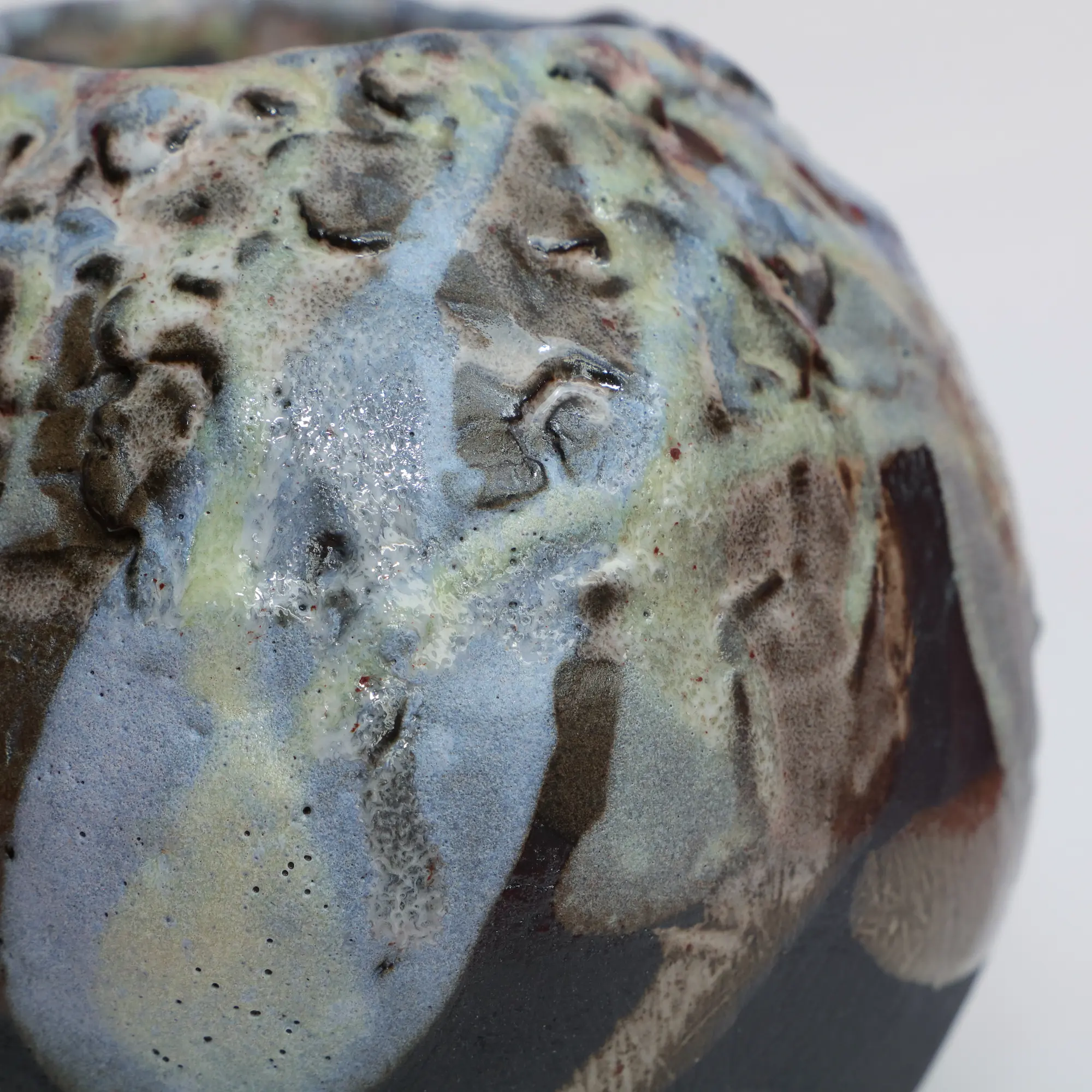 Nahaufnahme Keramik Kugel Moon Vase hell blau gelb schwarz Ton matt Unikat original Kunst XL