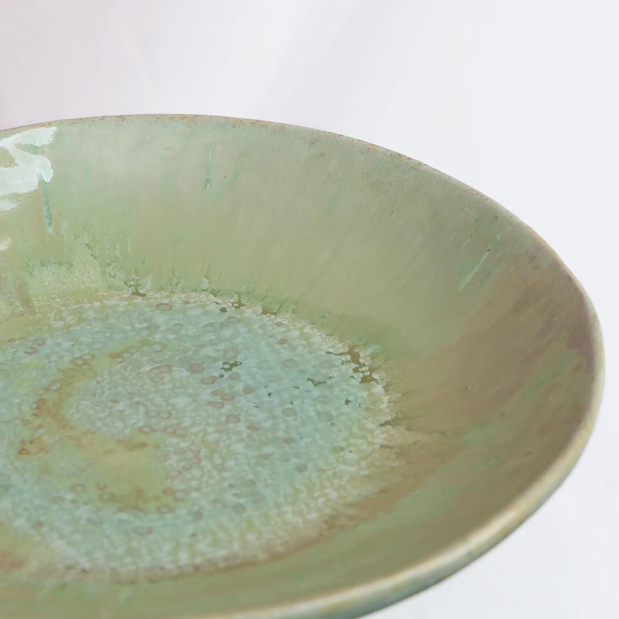 Nahaufnahme XL Obst Schale Seladon Glasur Kristalle Steinzeug hell grün grau Deko Kunst Art