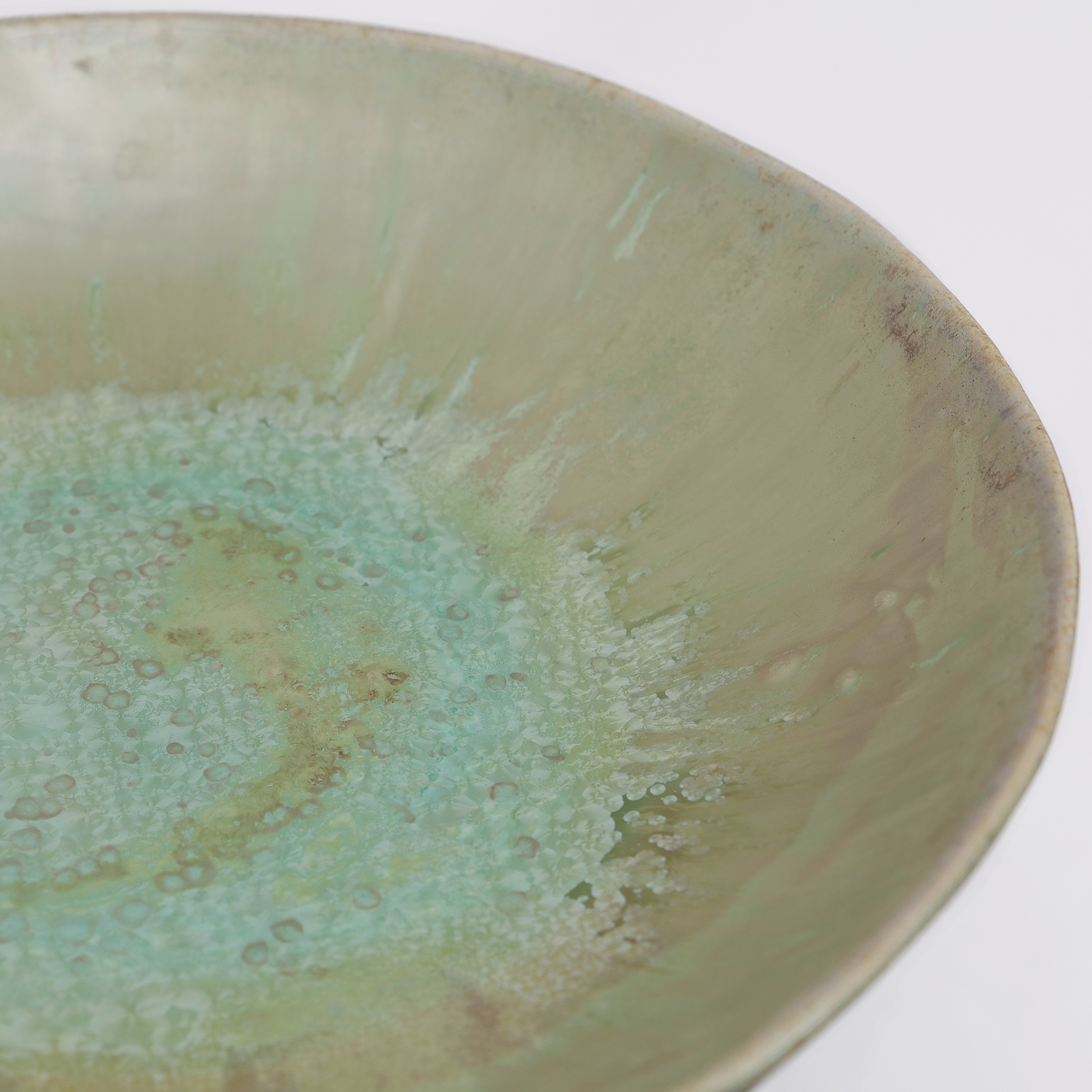 Nahaufnahme XL Obst Schale Seladon Glasur Kristalle Steinzeug hell grün grau Deko Kunst Art