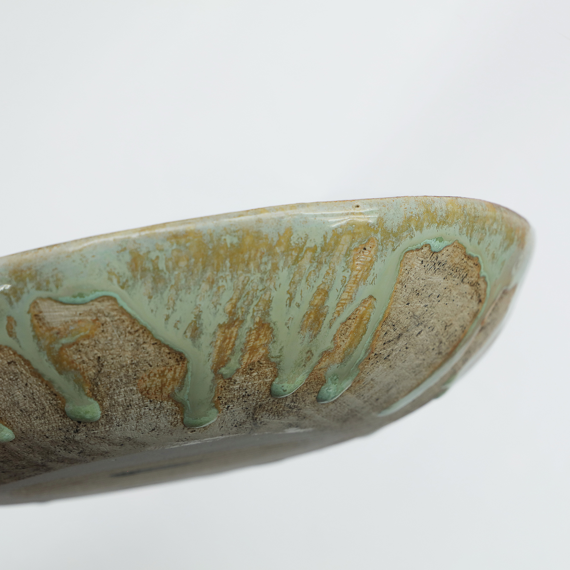 Nahaufnahme XL Obst Schale Seladon Glasur Kristalle Steinzeug hell grün grau Deko Kunst Art