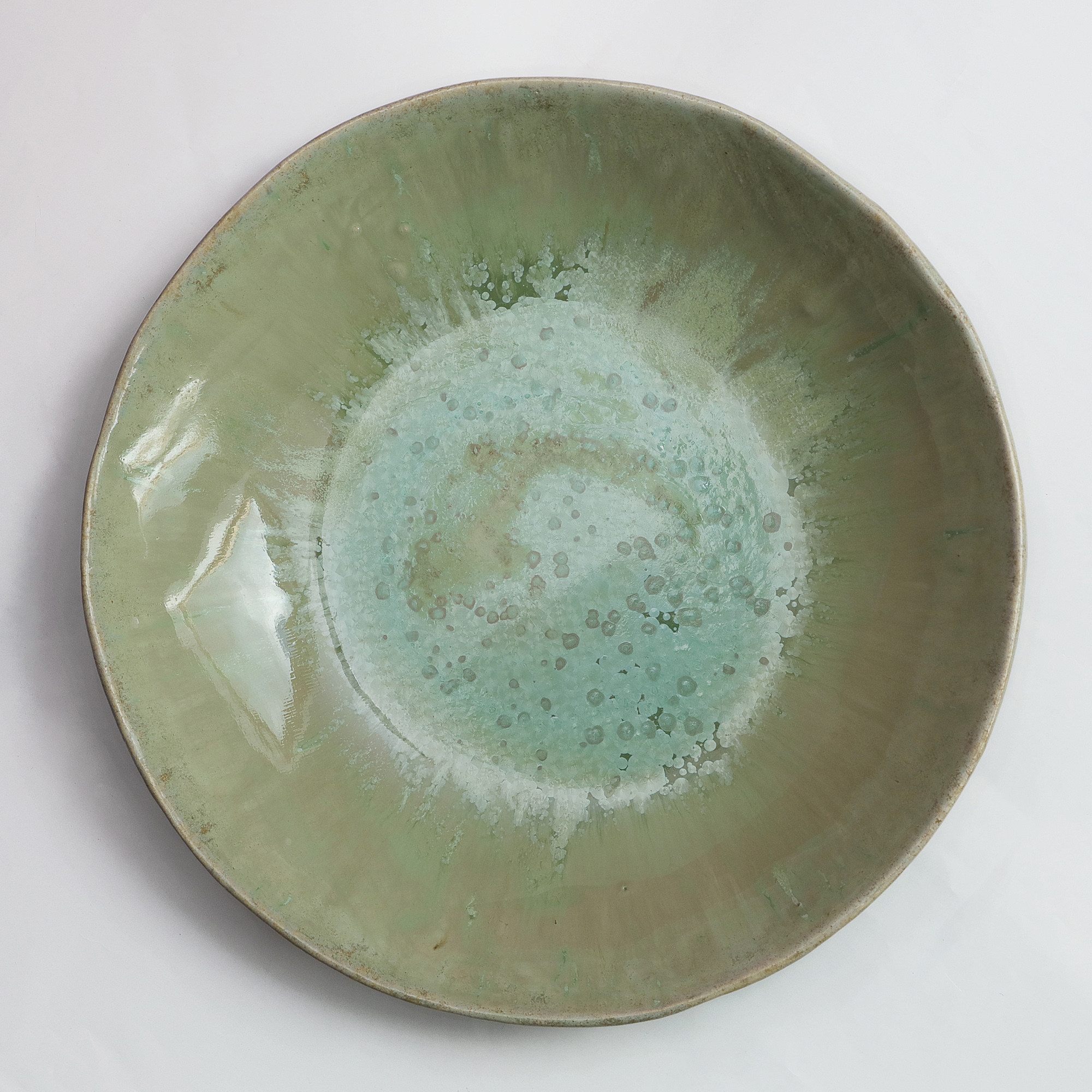 Nahaufnahme XL Obst Schale Seladon Glasur Kristalle Steinzeug hell grün grau Deko Kunst Art