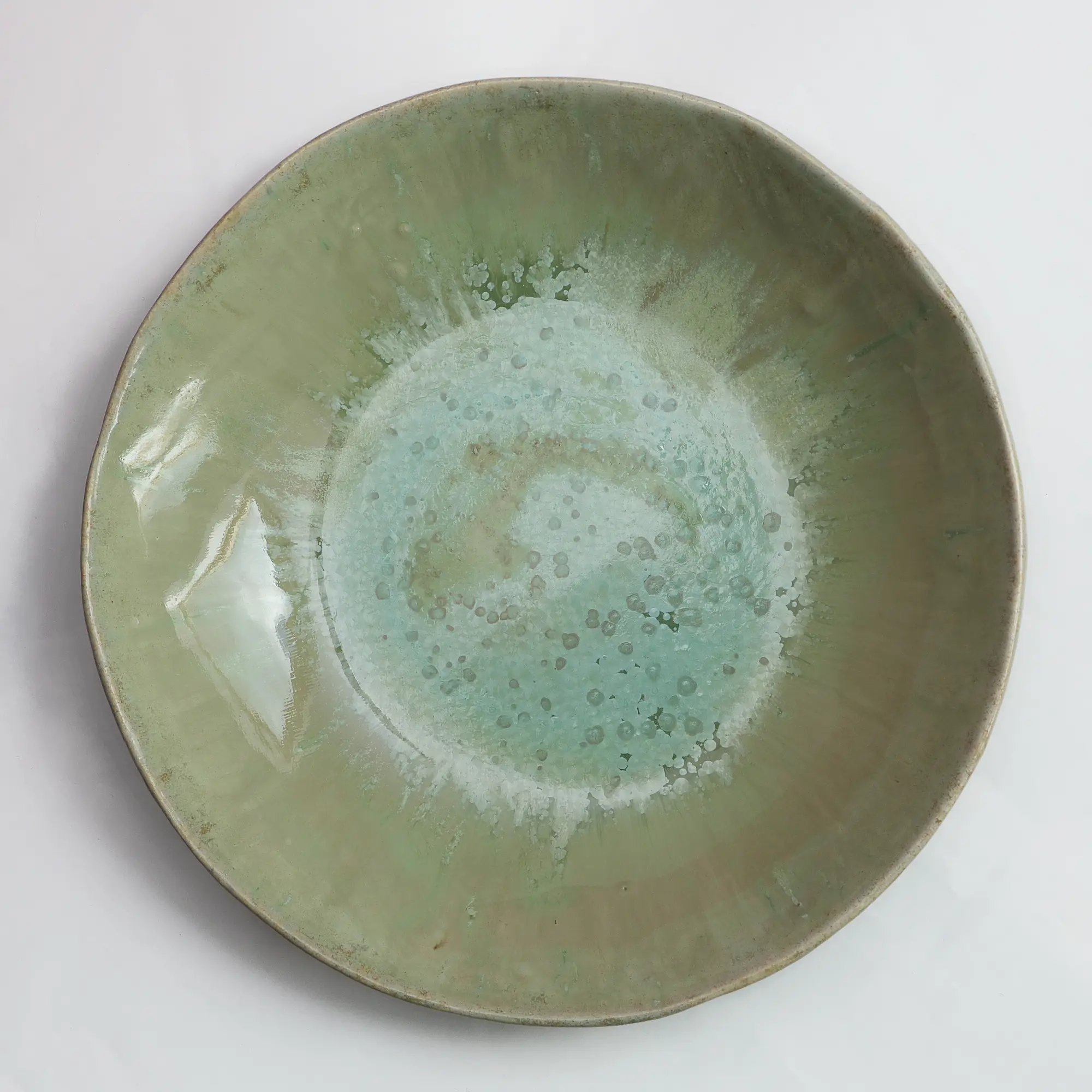 Nahaufnahme XL Obst Schale Seladon Glasur Kristalle Steinzeug hell grün grau Deko Kunst Art