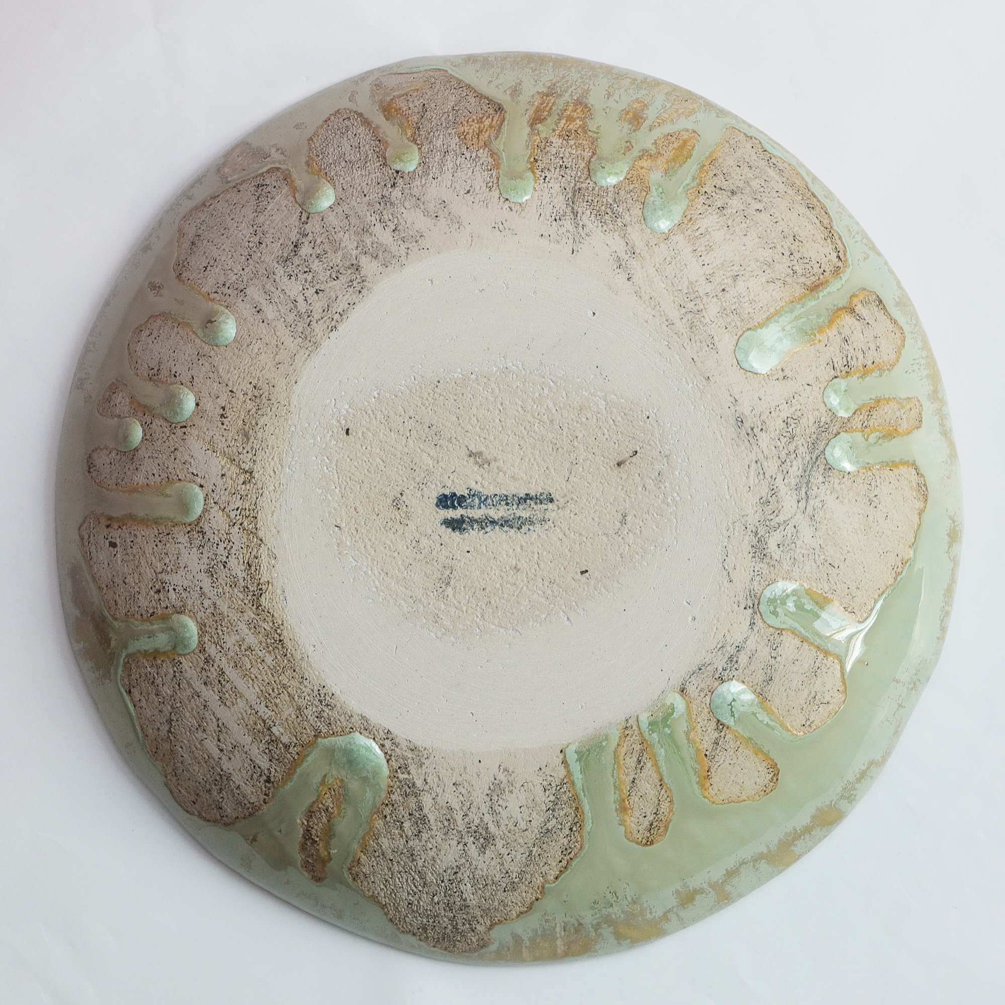 Nahaufnahme XL Obst Schale Seladon Glasur Kristalle Steinzeug hell grün grau Deko Kunst Art