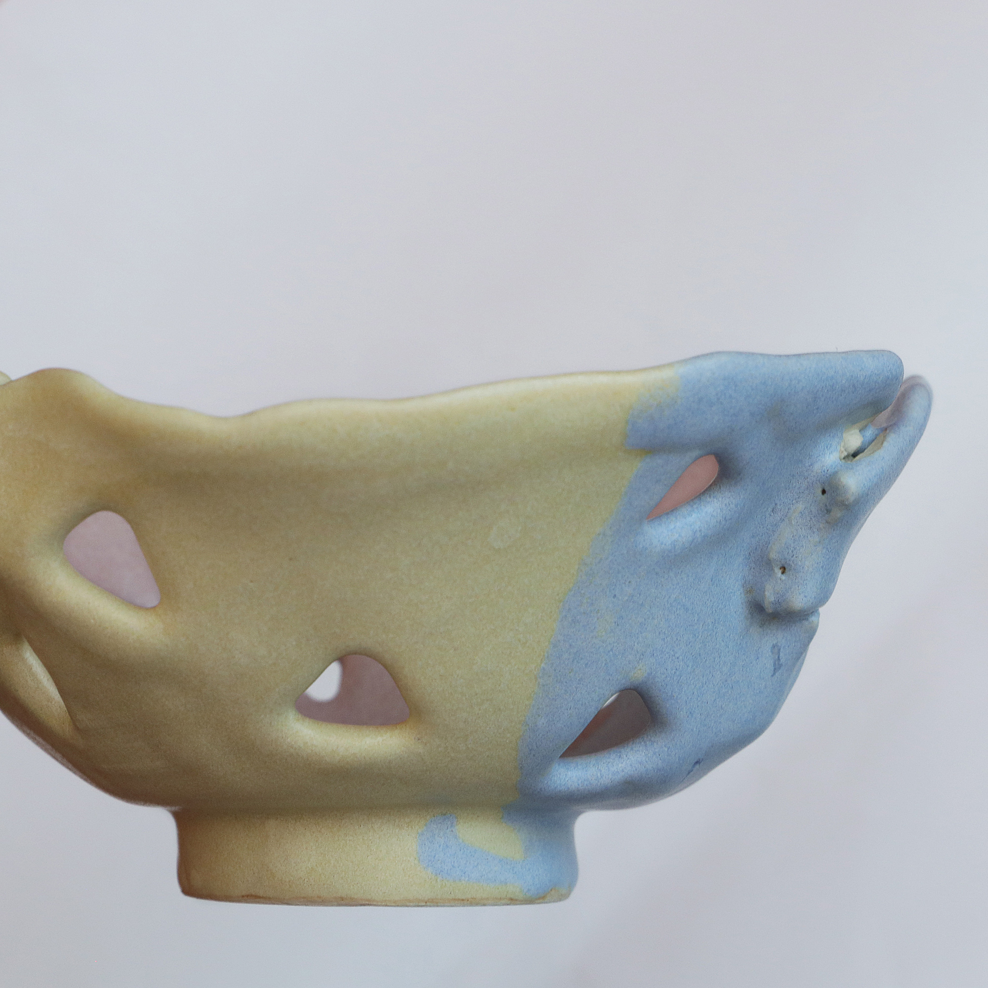 Nahaufnahme XS Mini Deko Kunst Schale cut outs pastell gelb rosa blau hell Dreieck Keramik