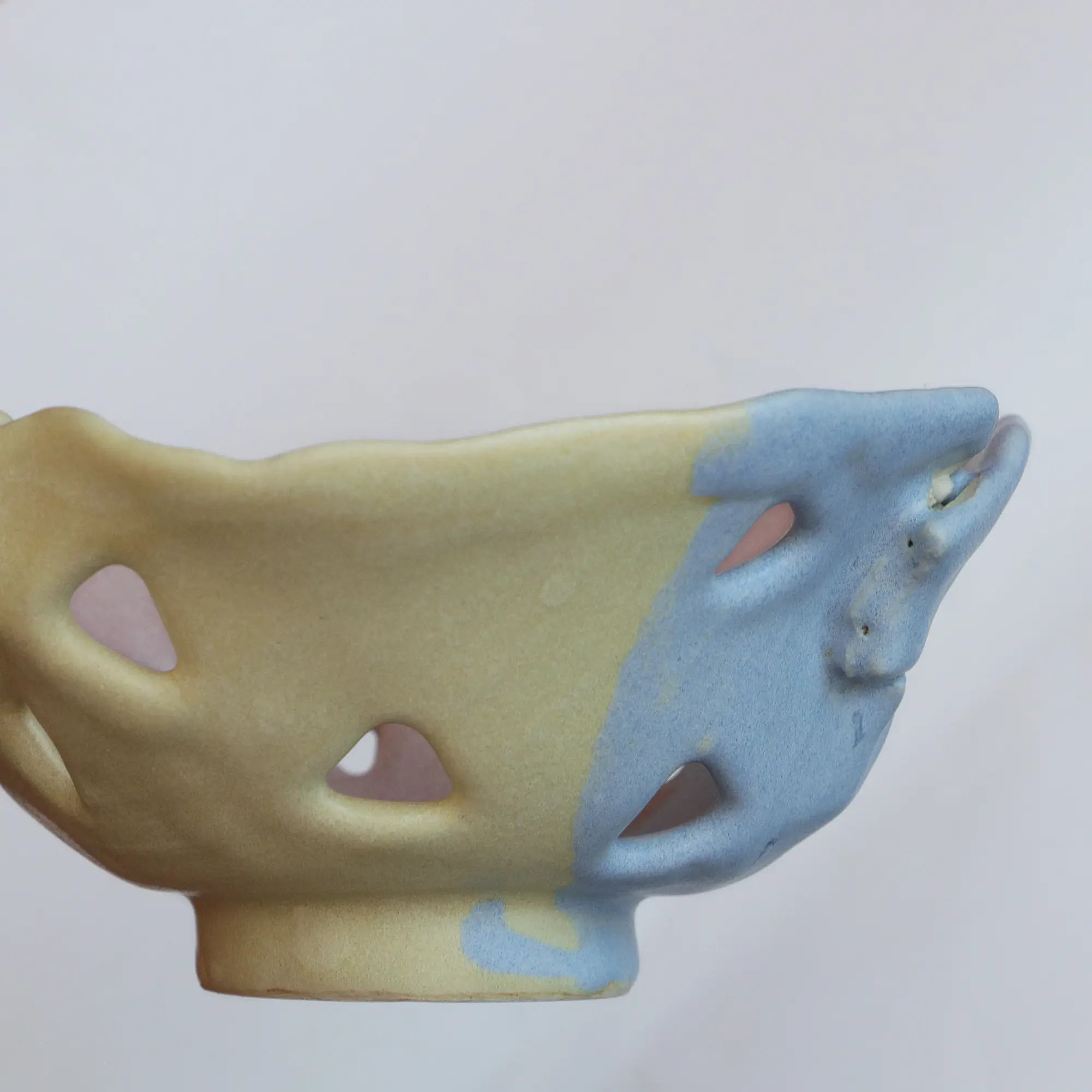 Nahaufnahme XS Mini Deko Kunst Schale cut outs pastell gelb rosa blau hell Dreieck Keramik