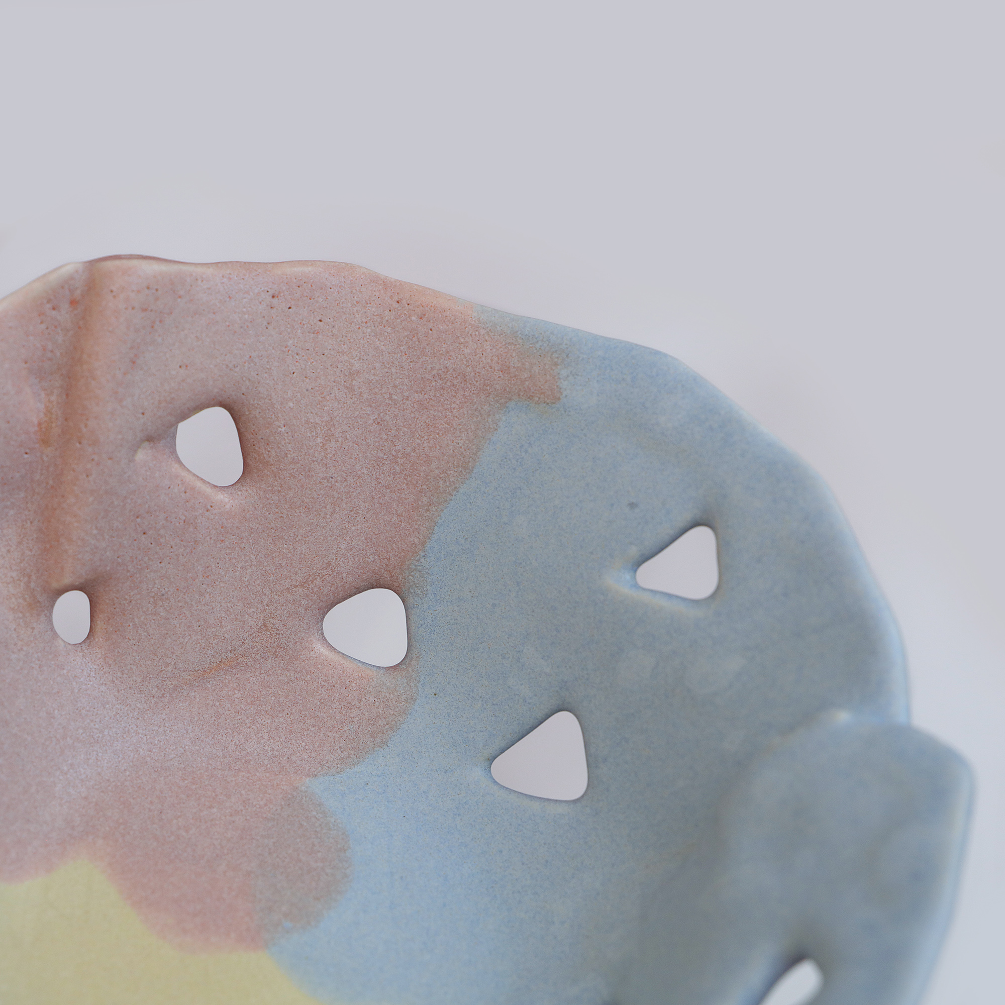 Nahaufnahme XS Mini Deko Kunst Schale cut outs pastell gelb rosa blau hell Dreieck Keramik