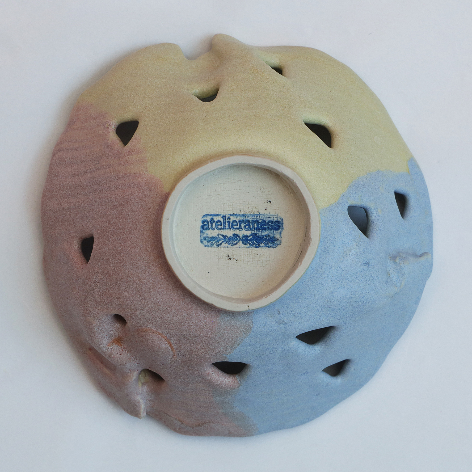 Nahaufnahme XS Mini Deko Kunst Schale cut outs pastell gelb rosa blau hell Dreieck Keramik