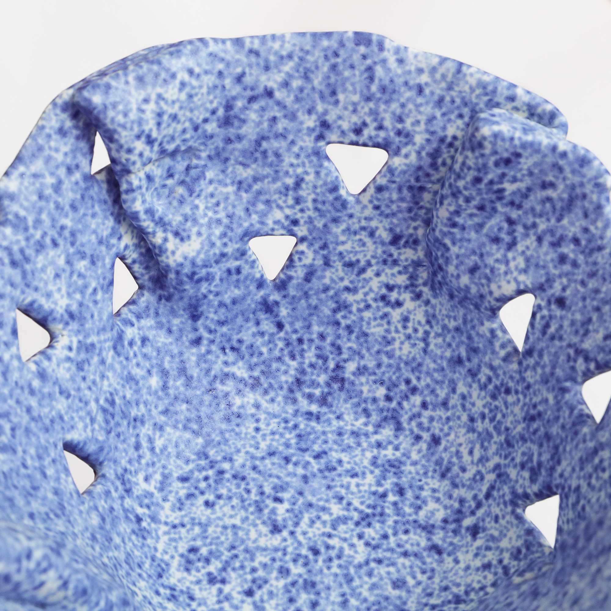 Nahaufnahme Deko Obst Schale abstrakt modern weiss blau Dreieck Keramik Steinzeug Kuenstler