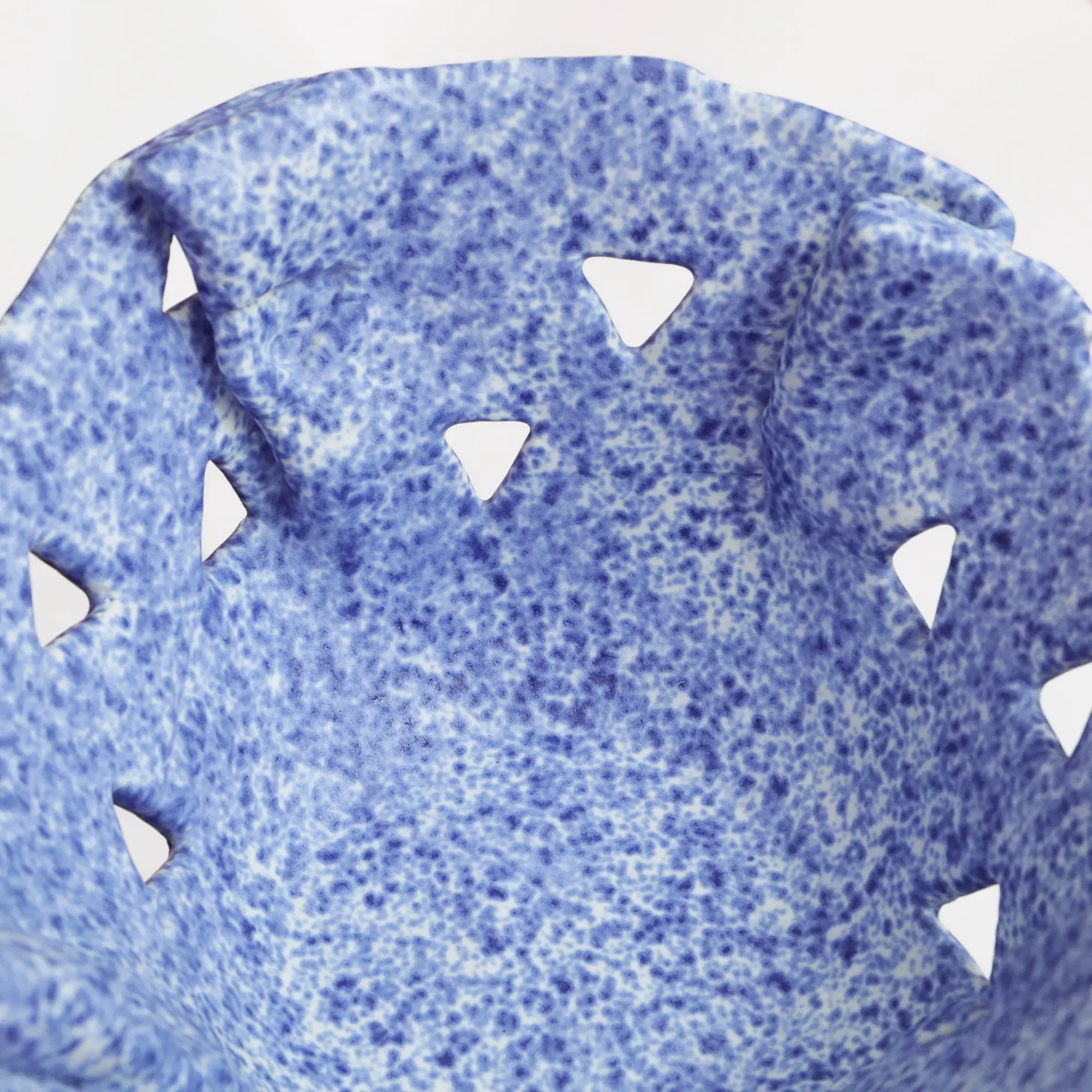 Nahaufnahme Deko Obst Schale abstrakt modern weiss blau Dreieck Keramik Steinzeug Kuenstler