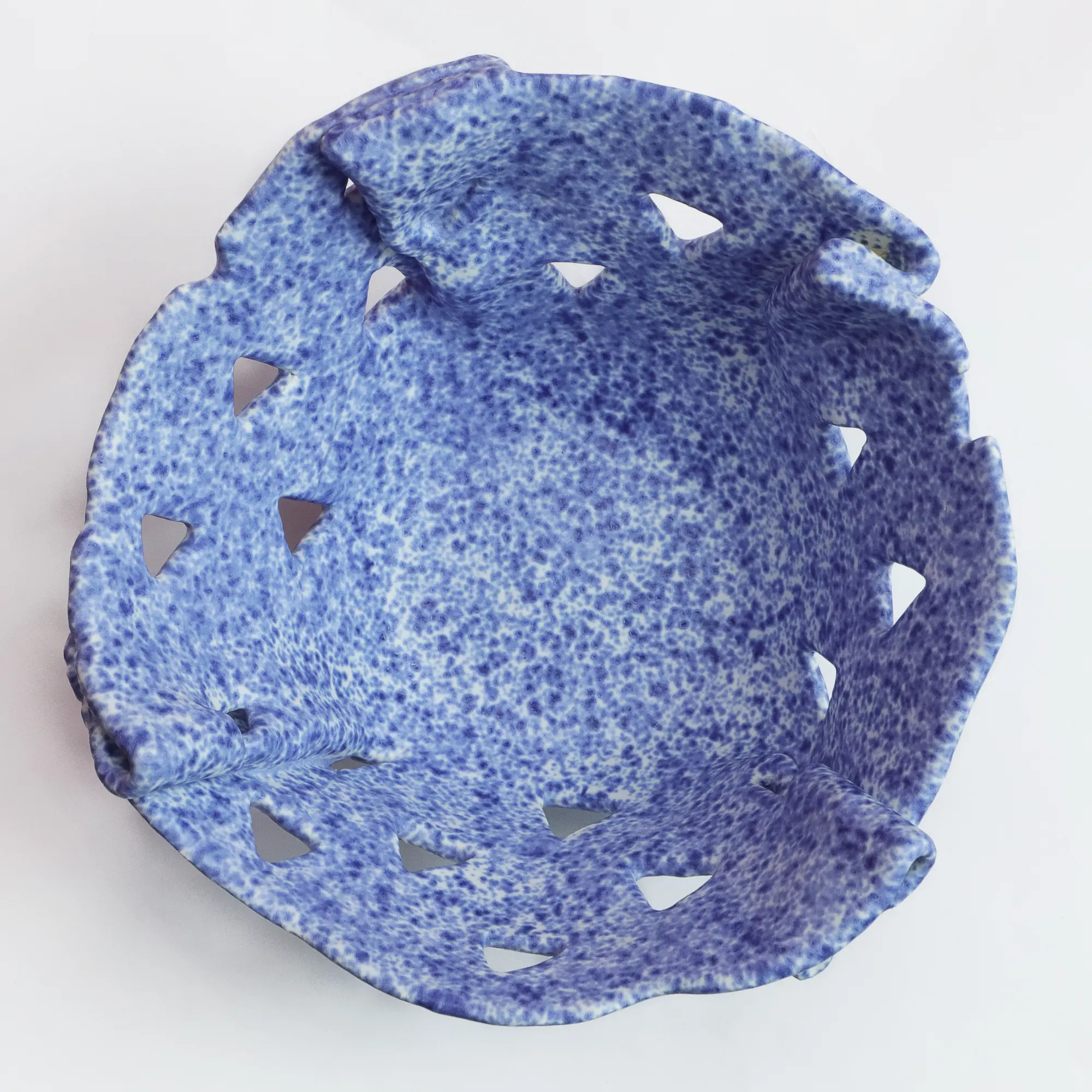 Nahaufnahme Deko Obst Schale abstrakt modern weiss blau Dreieck Keramik Steinzeug Kuenstler