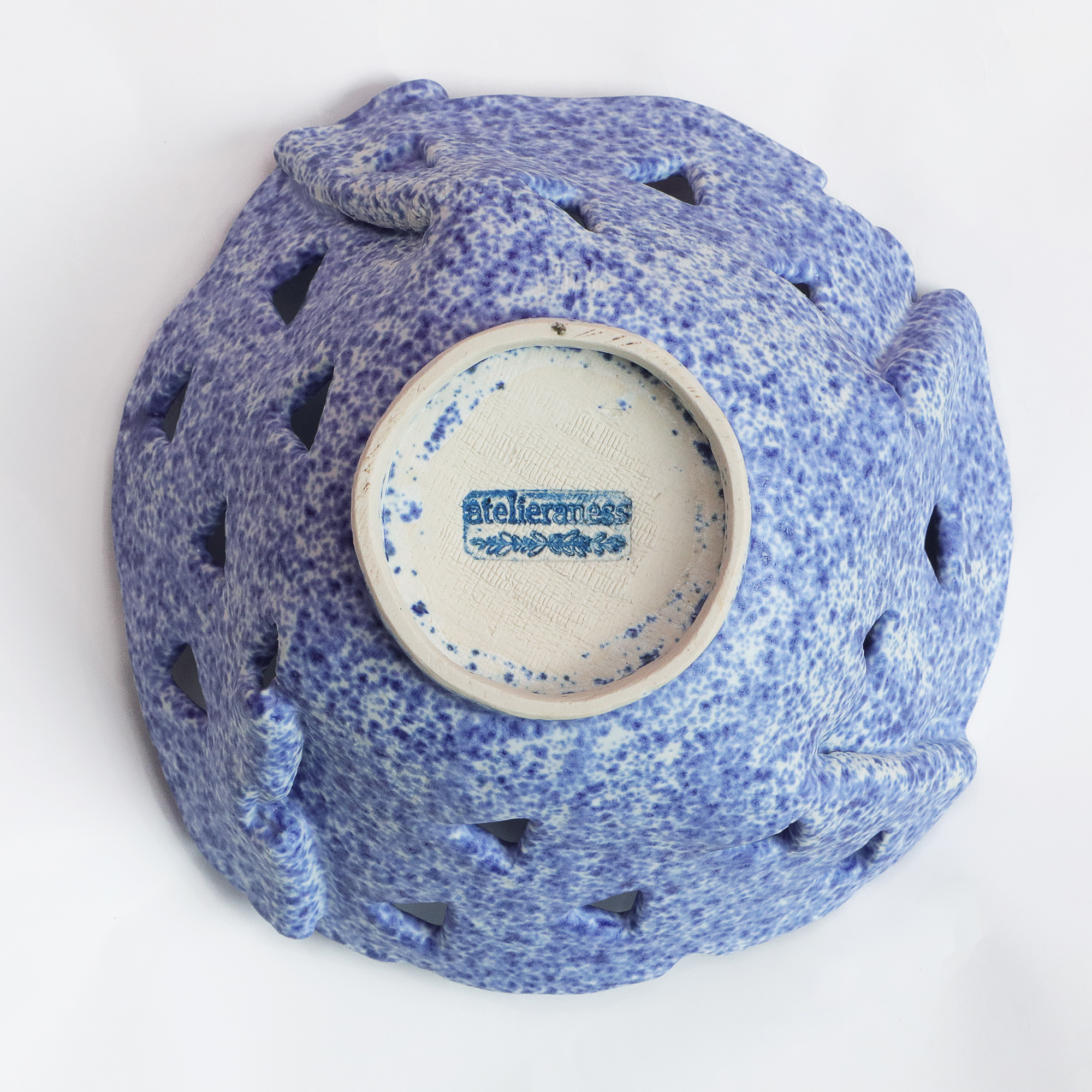 Nahaufnahme Deko Obst Schale abstrakt modern weiss blau Dreieck Keramik Steinzeug Kuenstler