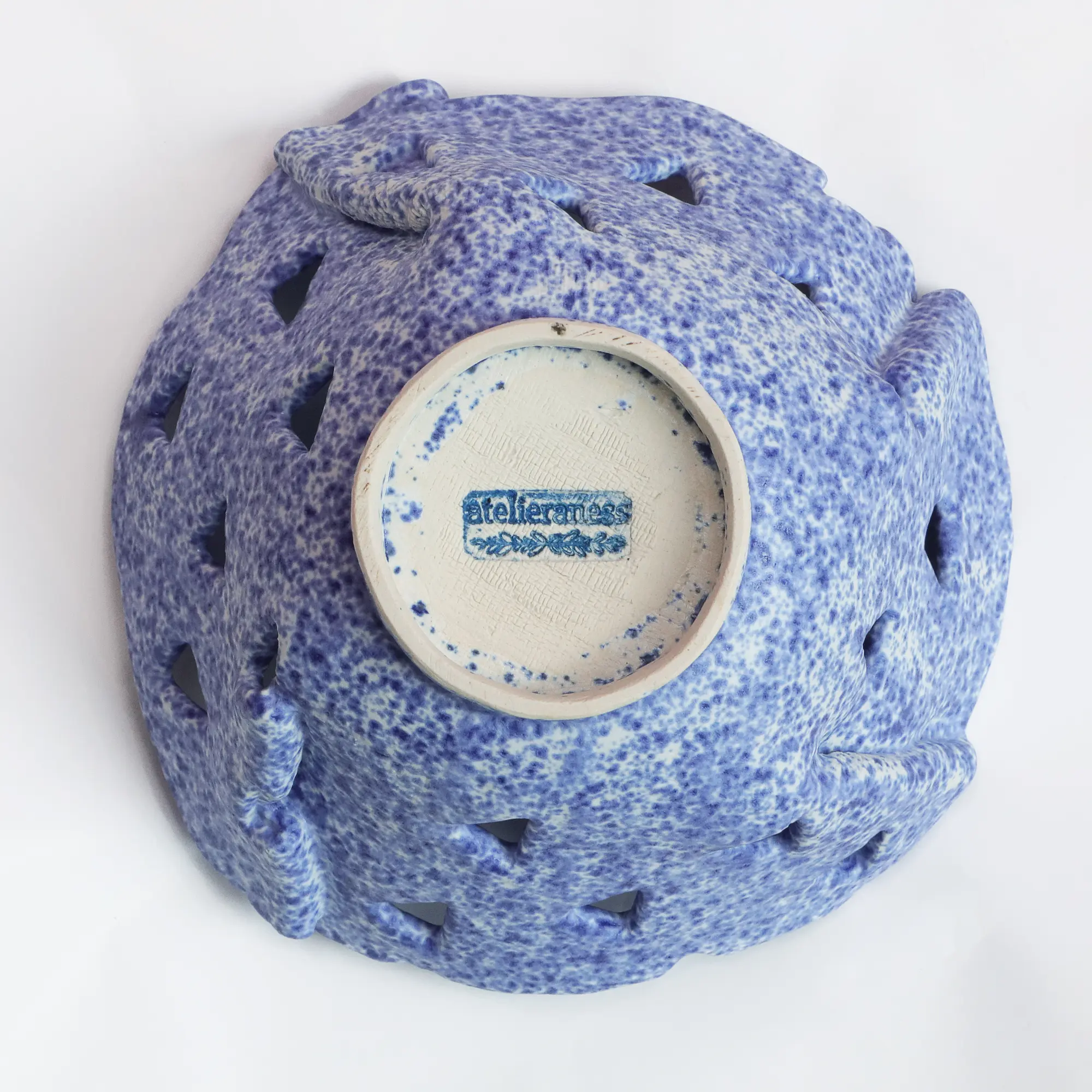 Nahaufnahme Deko Obst Schale abstrakt modern weiss blau Dreieck Keramik Steinzeug Kuenstler