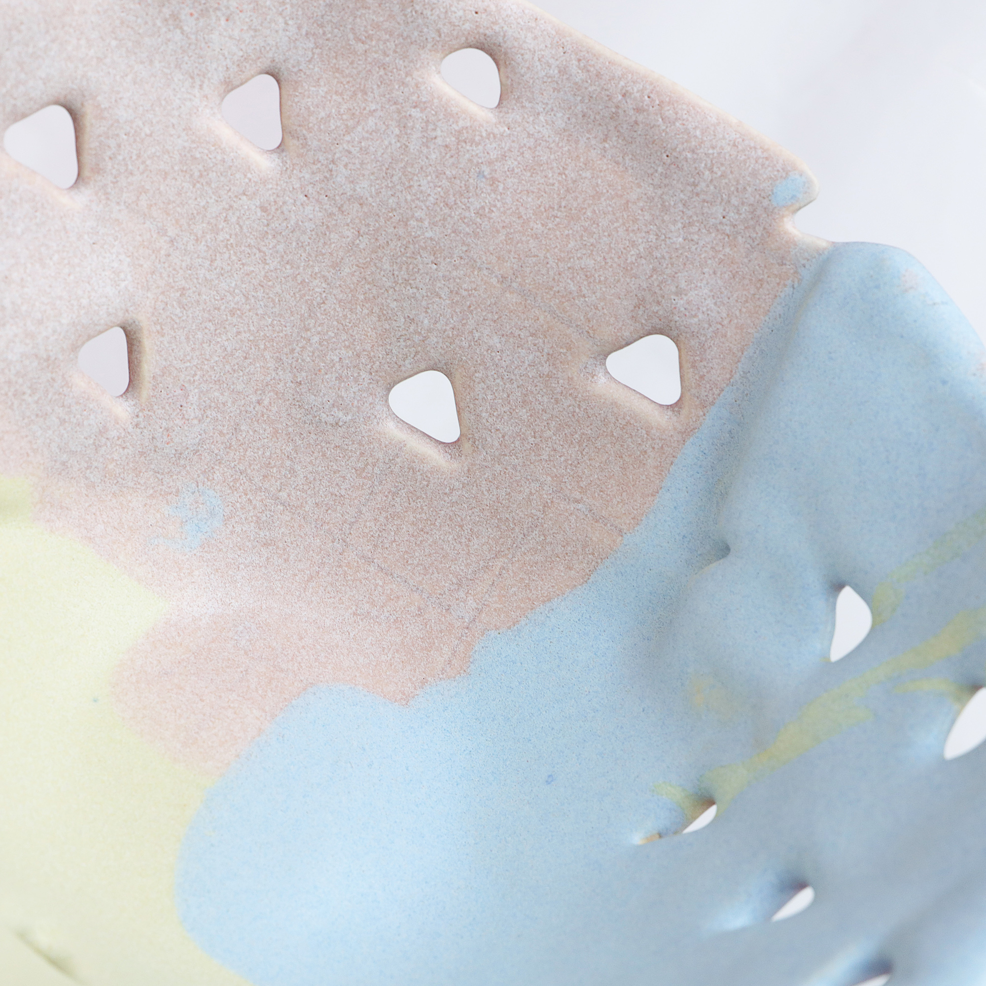 Nahaufnahme Deko Obst Schale abstrakt pastell gelb rosa blau Dreieck Keramik Kunst modern