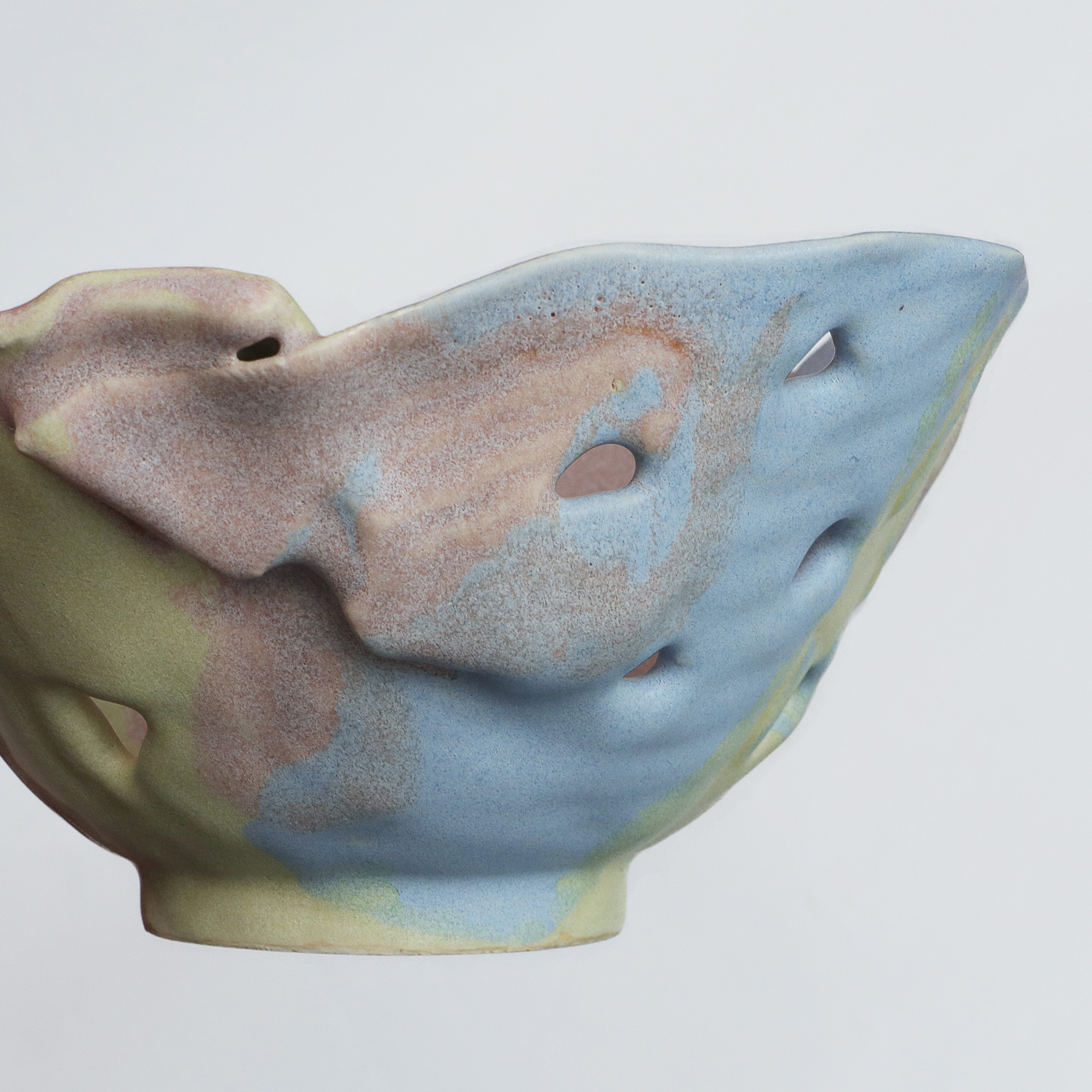 Nahaufnahme Deko Obst Schale abstrakt pastell gelb rosa blau Dreieck Keramik Kunst modern