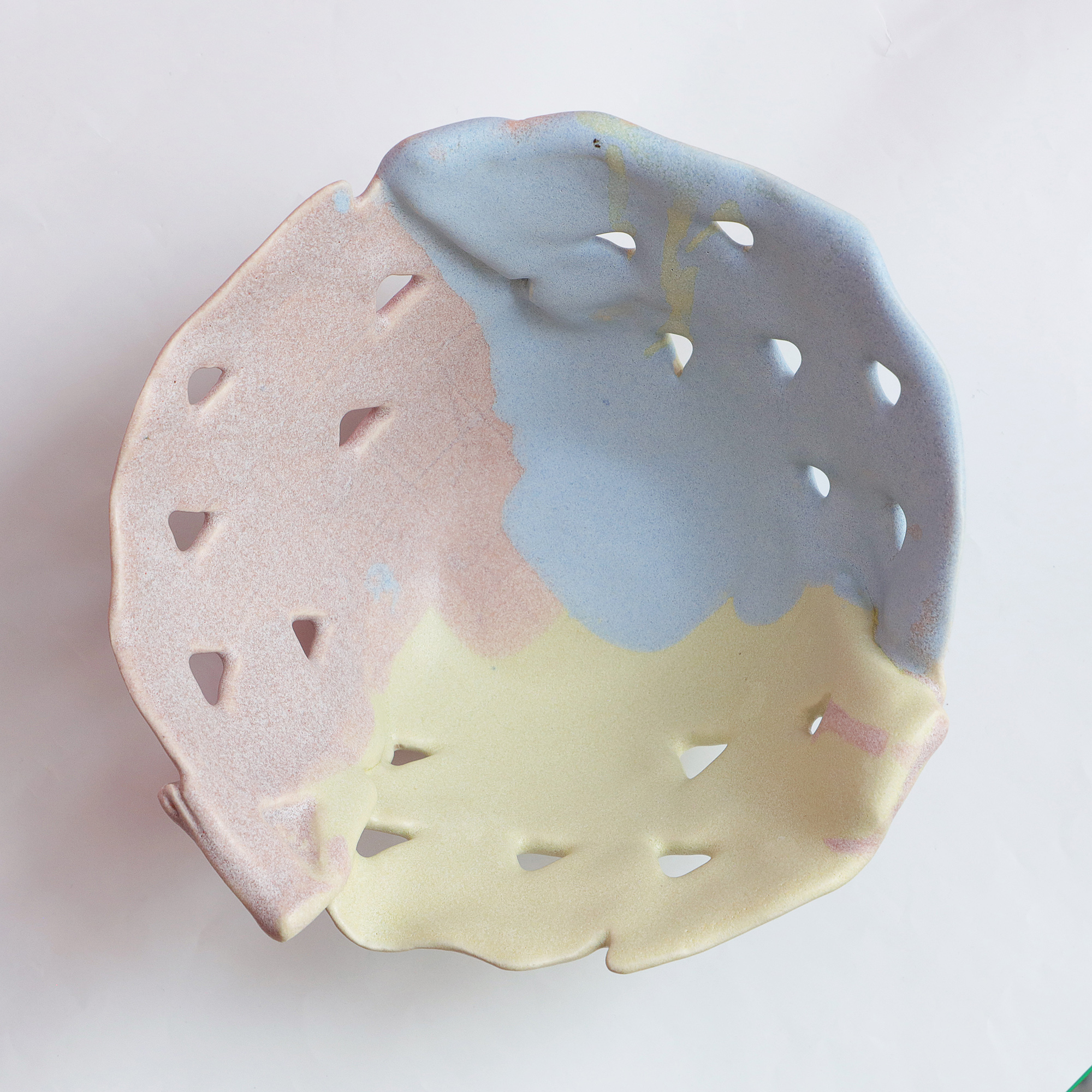 Nahaufnahme Deko Obst Schale abstrakt pastell gelb rosa blau Dreieck Keramik Kunst modern