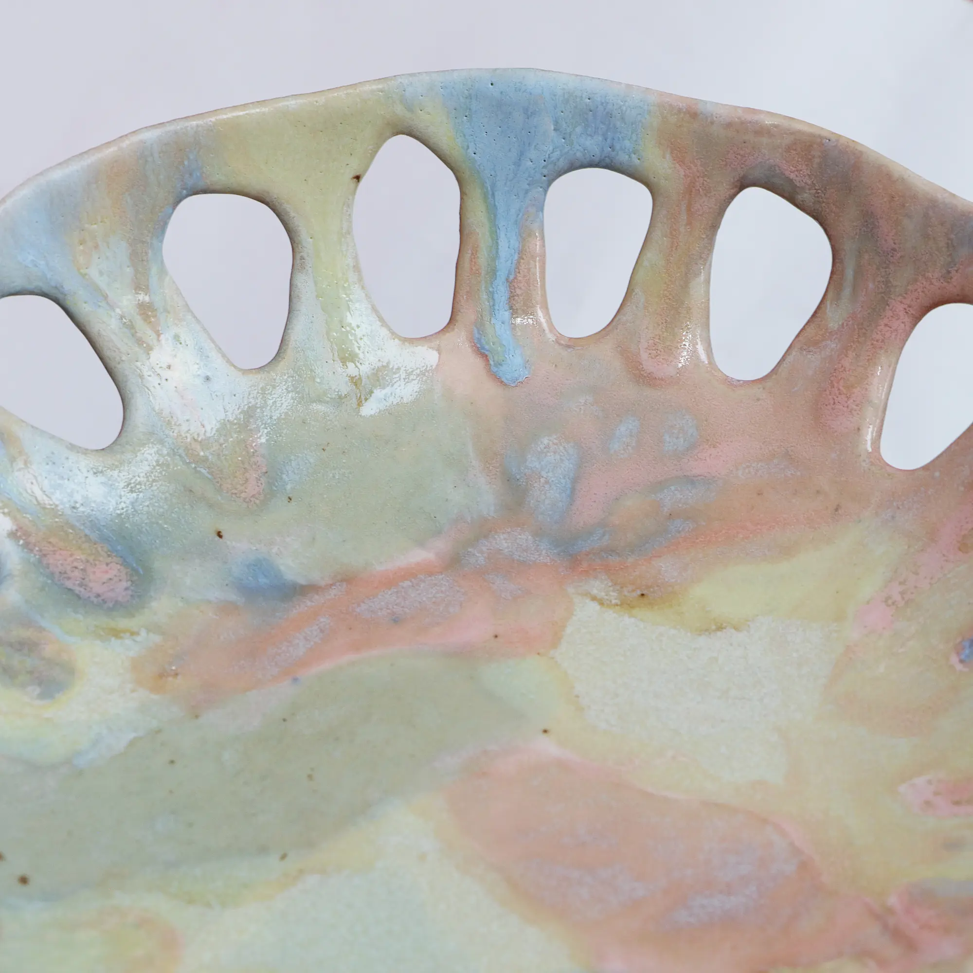 Nahaufnahme XL Deko Obst Schale abstrakt pastell gelb rosa blau Dreieck Keramik Kunst Loft