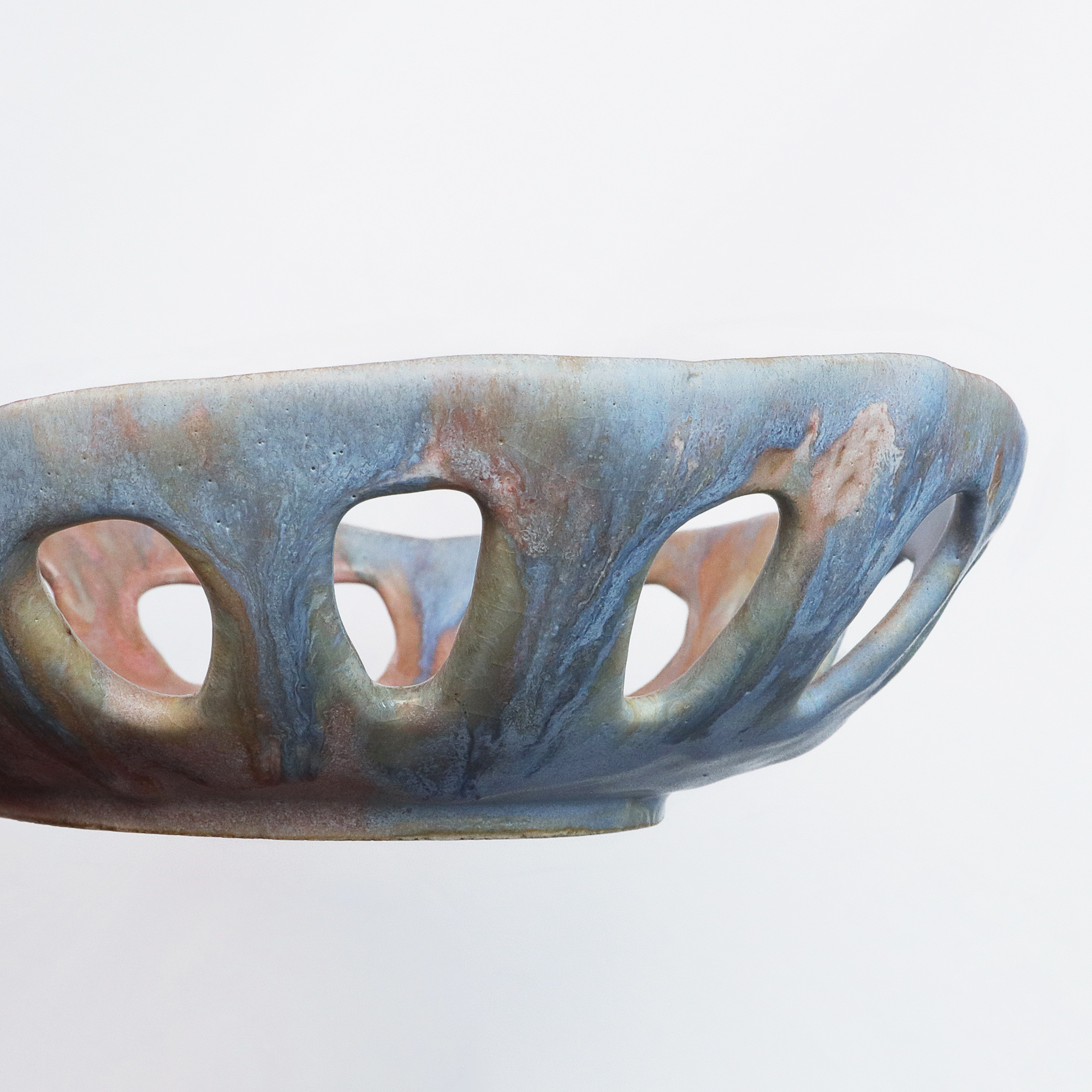 Nahaufnahme XL Deko Obst Schale abstrakt pastell gelb rosa blau Dreieck Keramik Kunst Loft