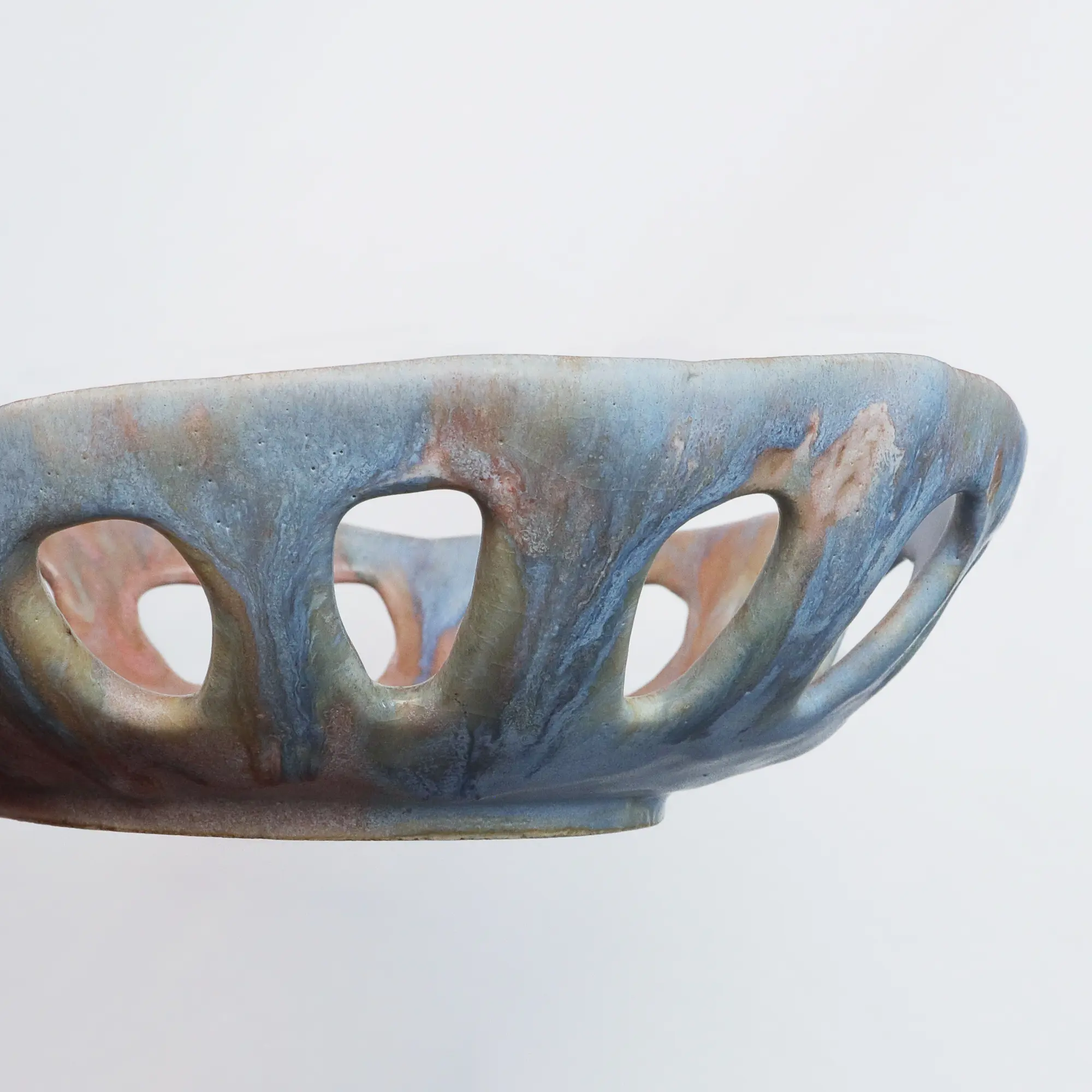 Nahaufnahme XL Deko Obst Schale abstrakt pastell gelb rosa blau Dreieck Keramik Kunst Loft